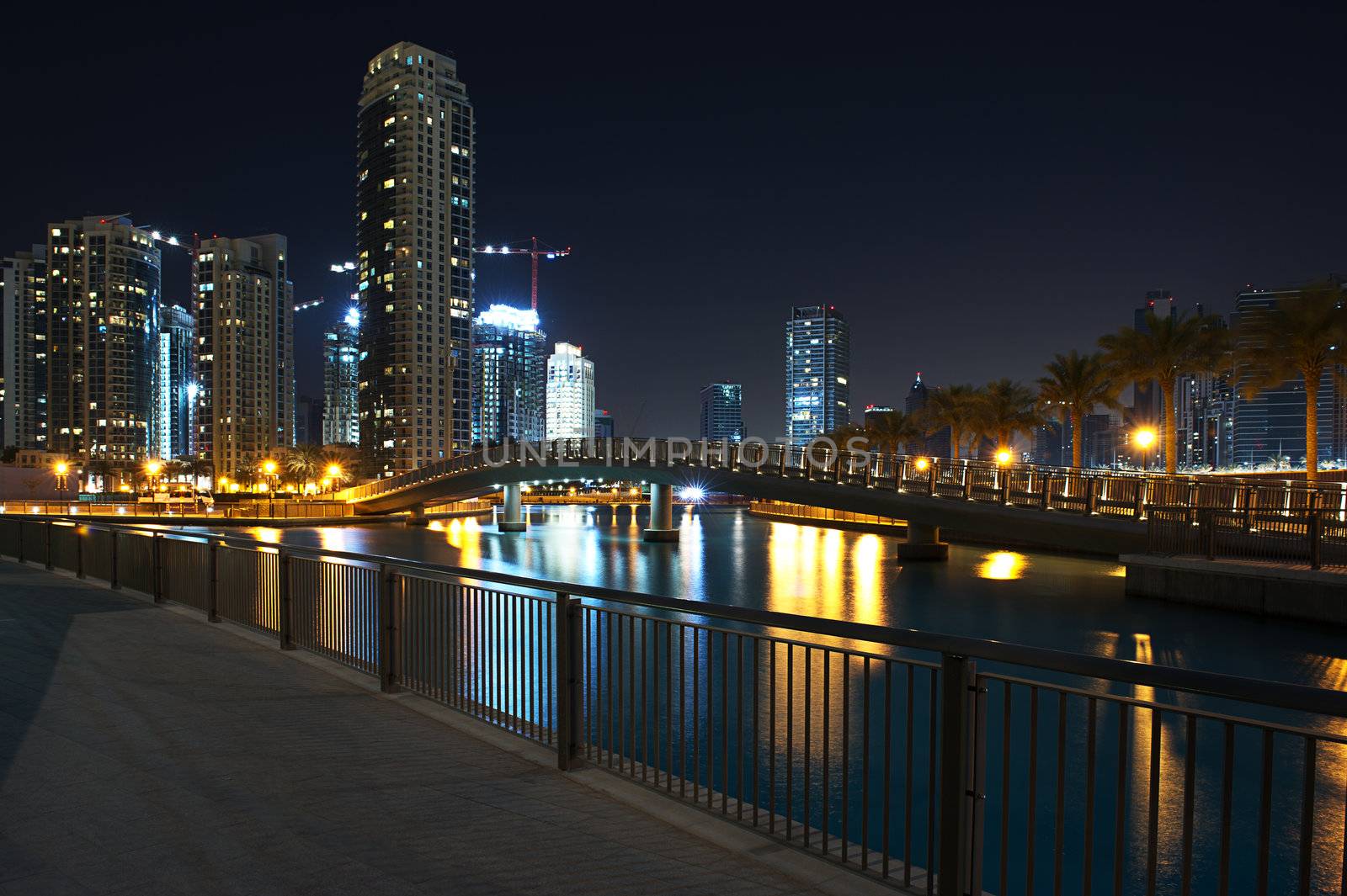 Dubai´s buildings at night.