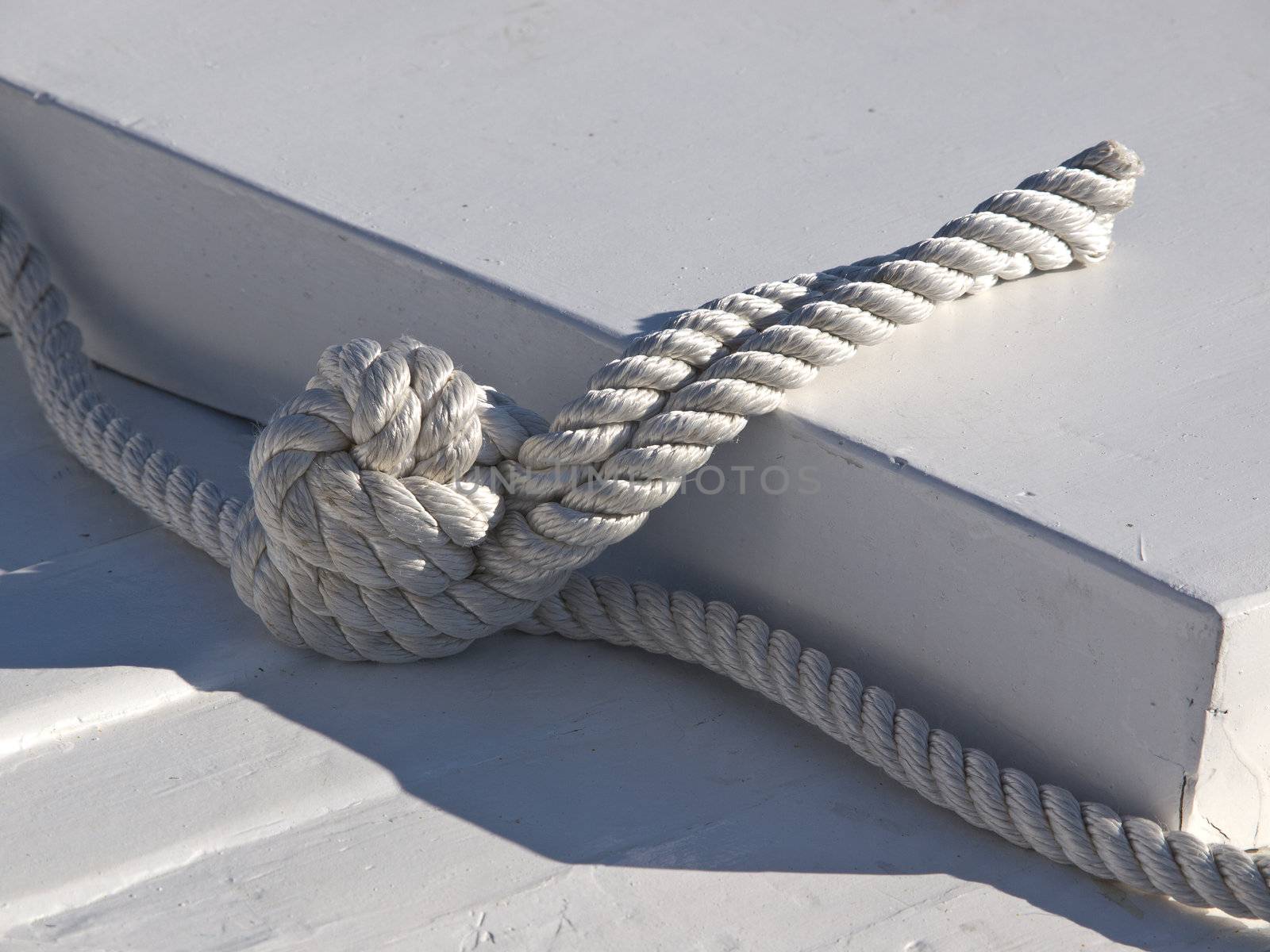 knot on rope of white wooden boat