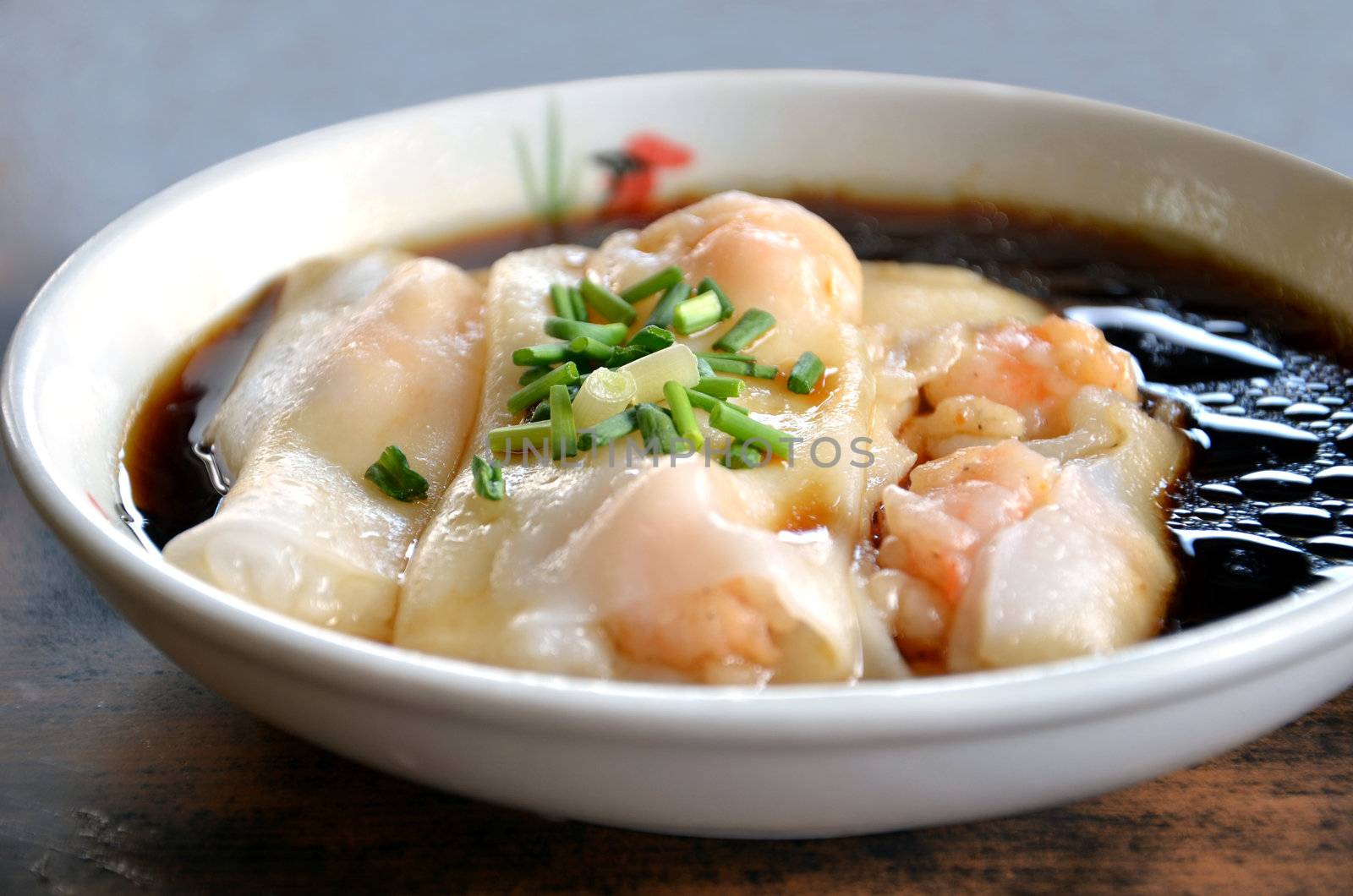 Rice noodle rolls with shrimps and soysauce

