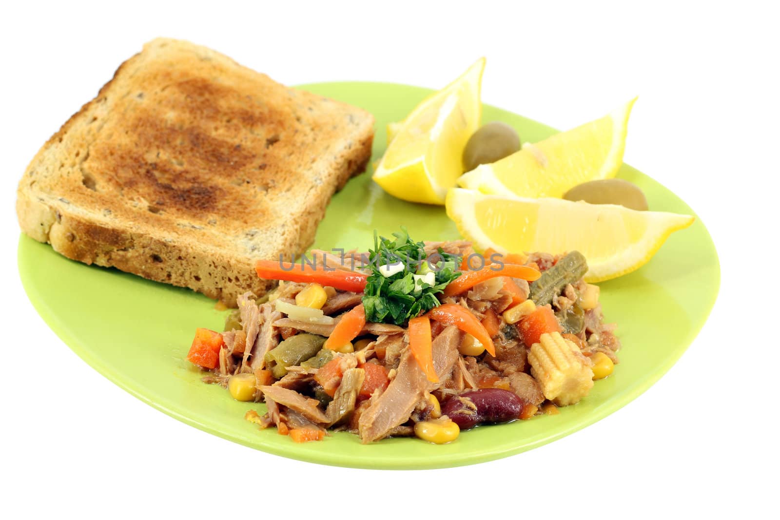 tuna fish with salad and lemon