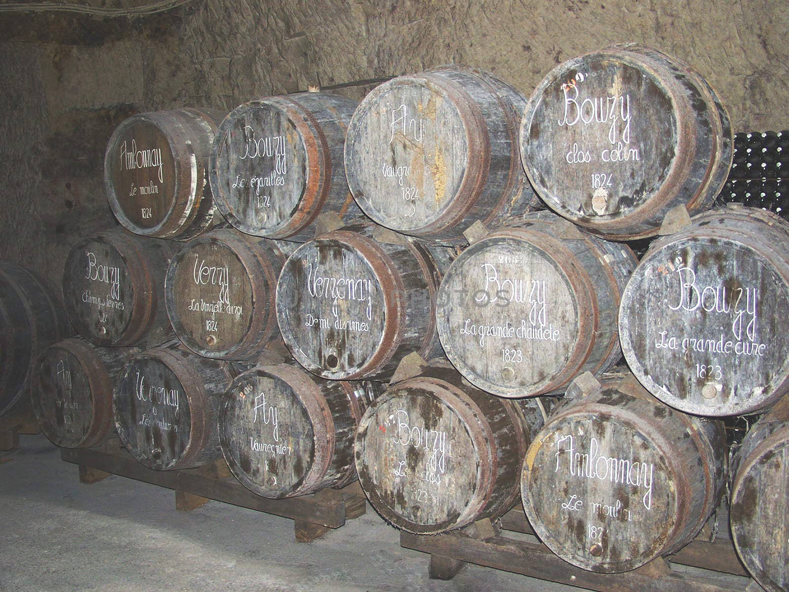 Very old barrels to transport wine
