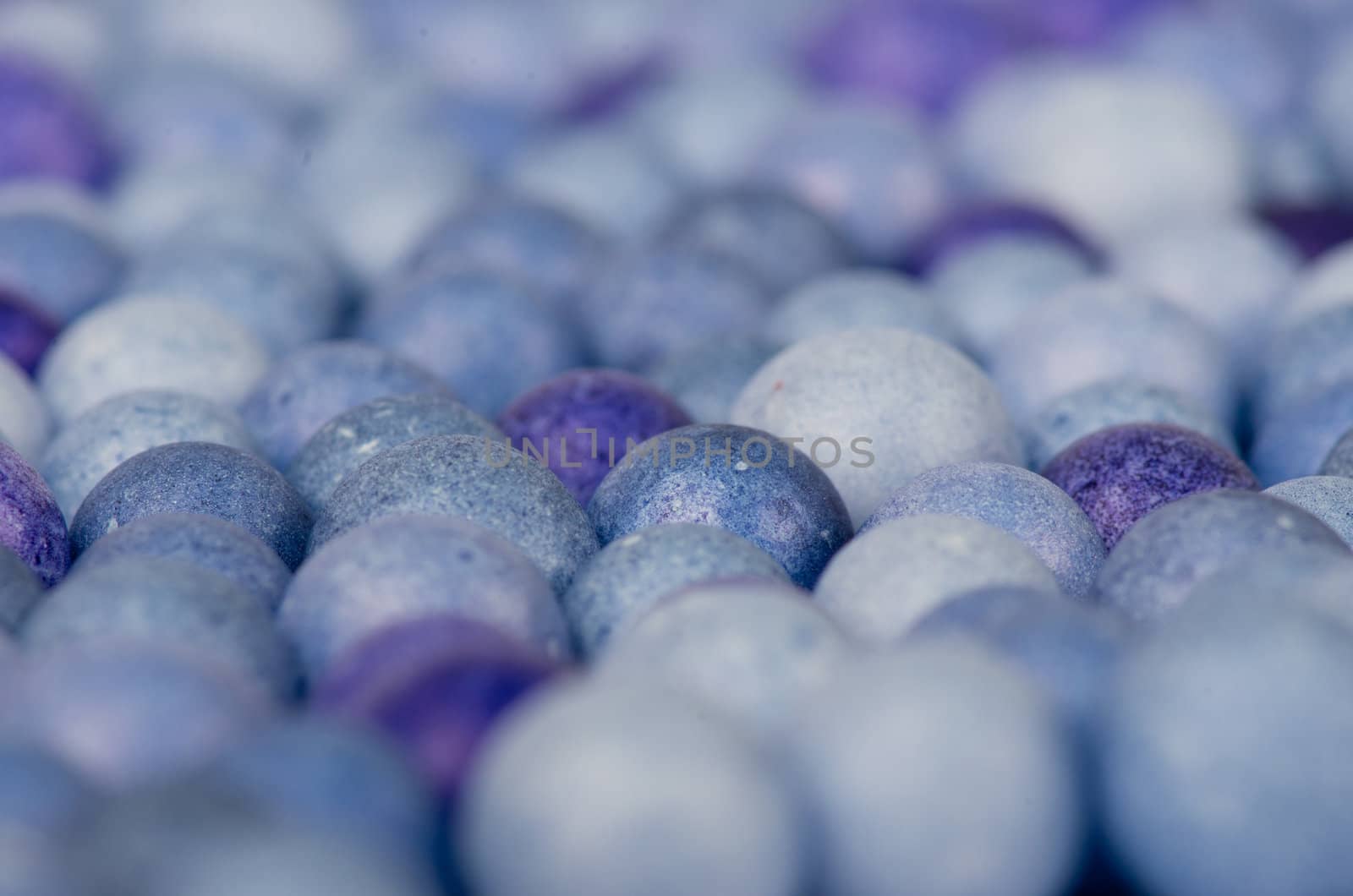 Color beads focused at center