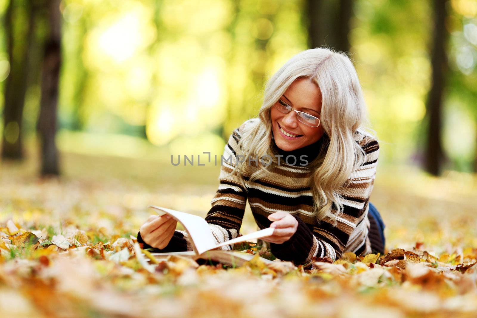 woman read the book in autumn park