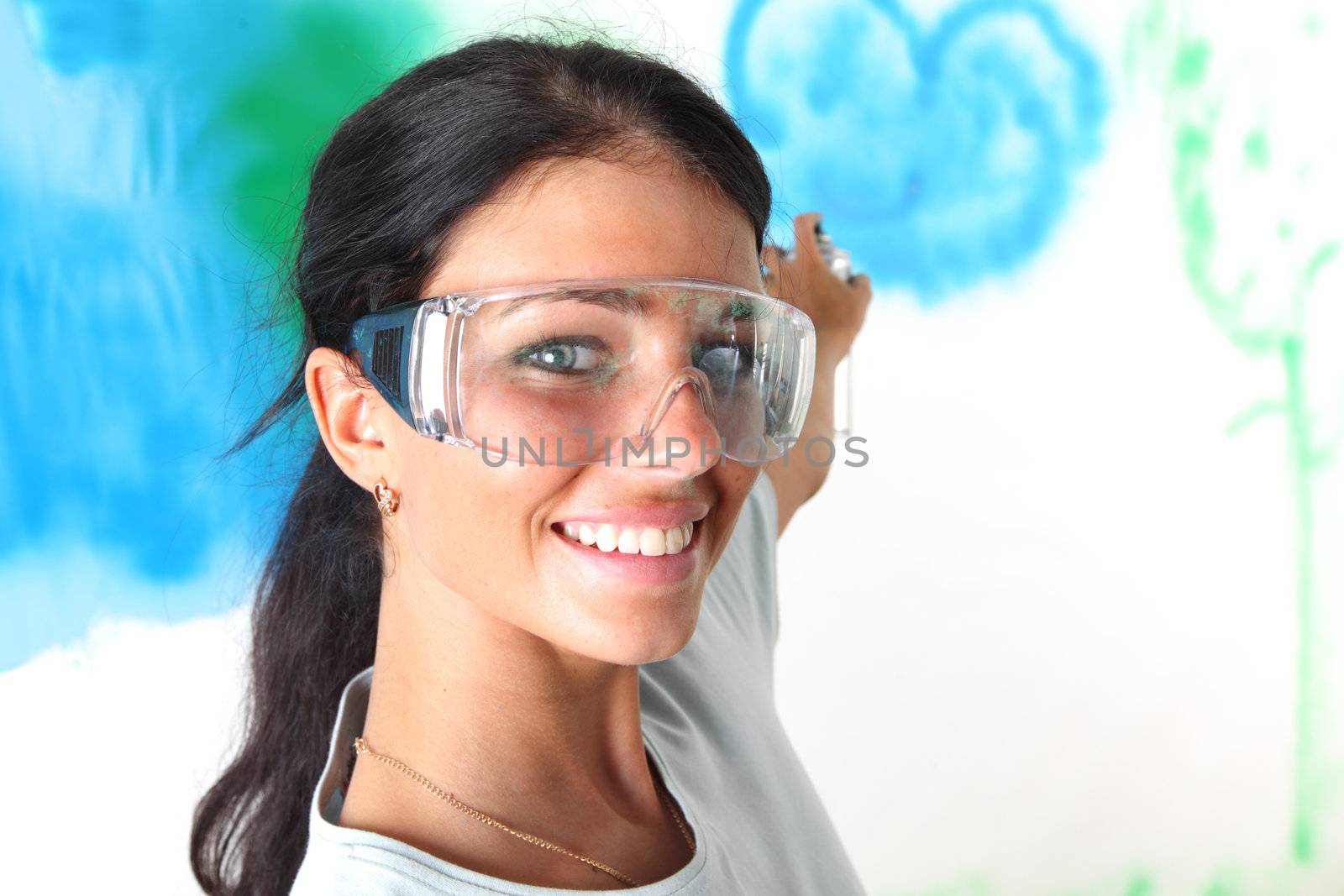 woman paints the wall of balon