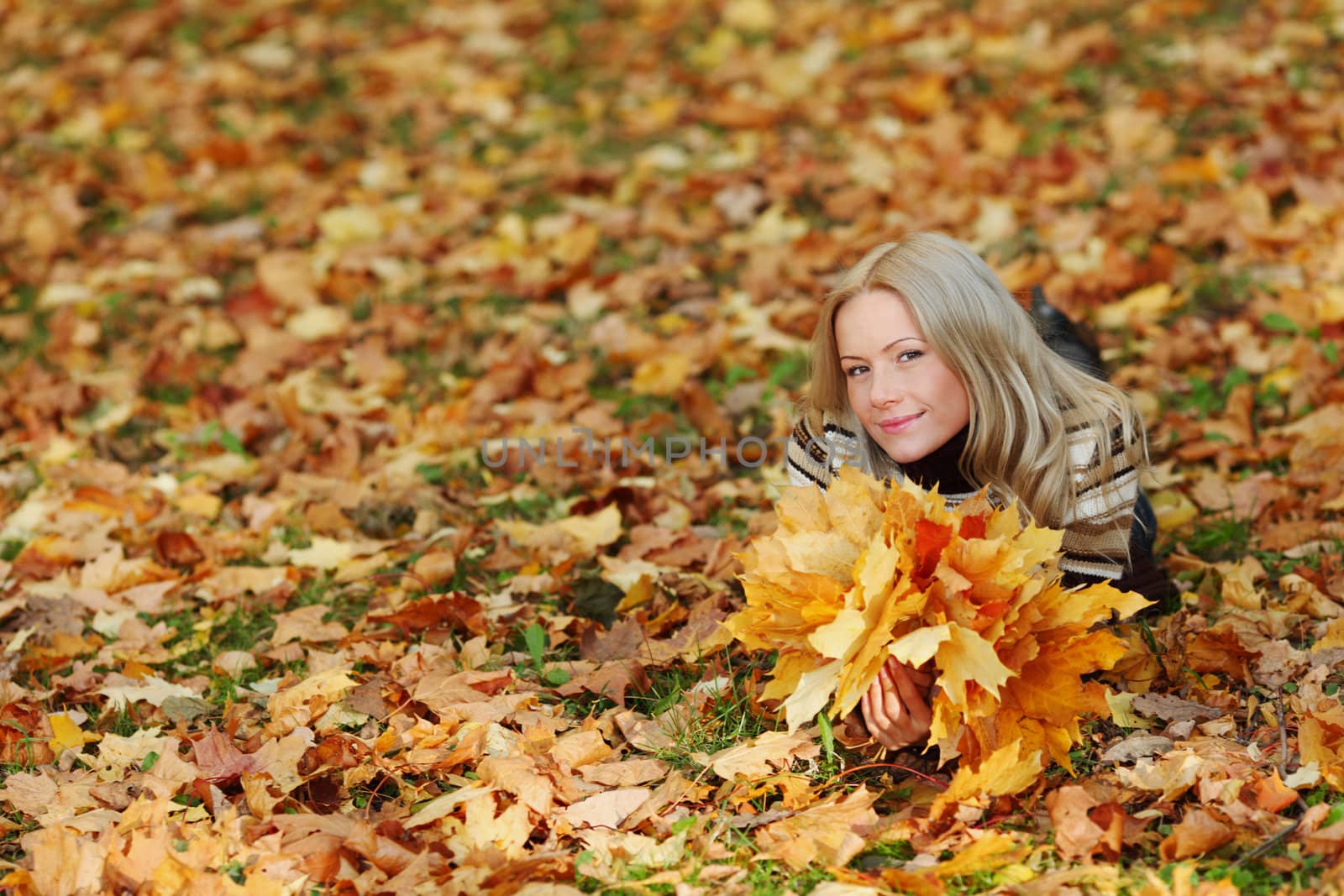  woman portret in autumn leaf close up