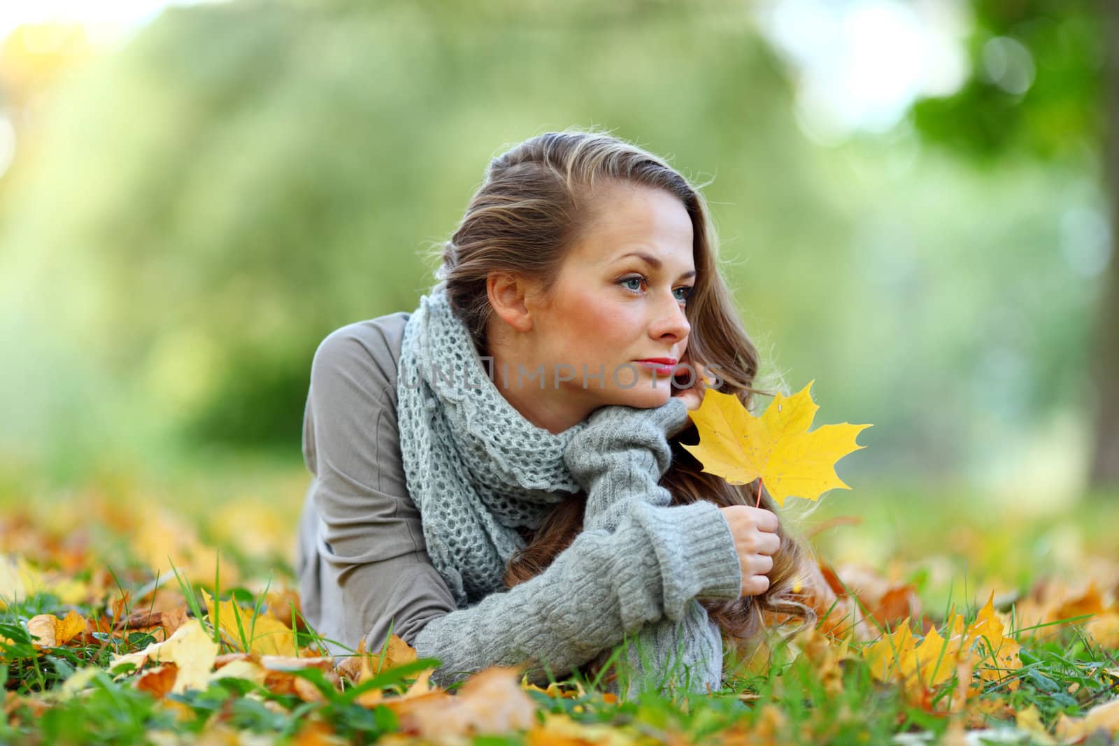  woman portret in autumn leaf close up