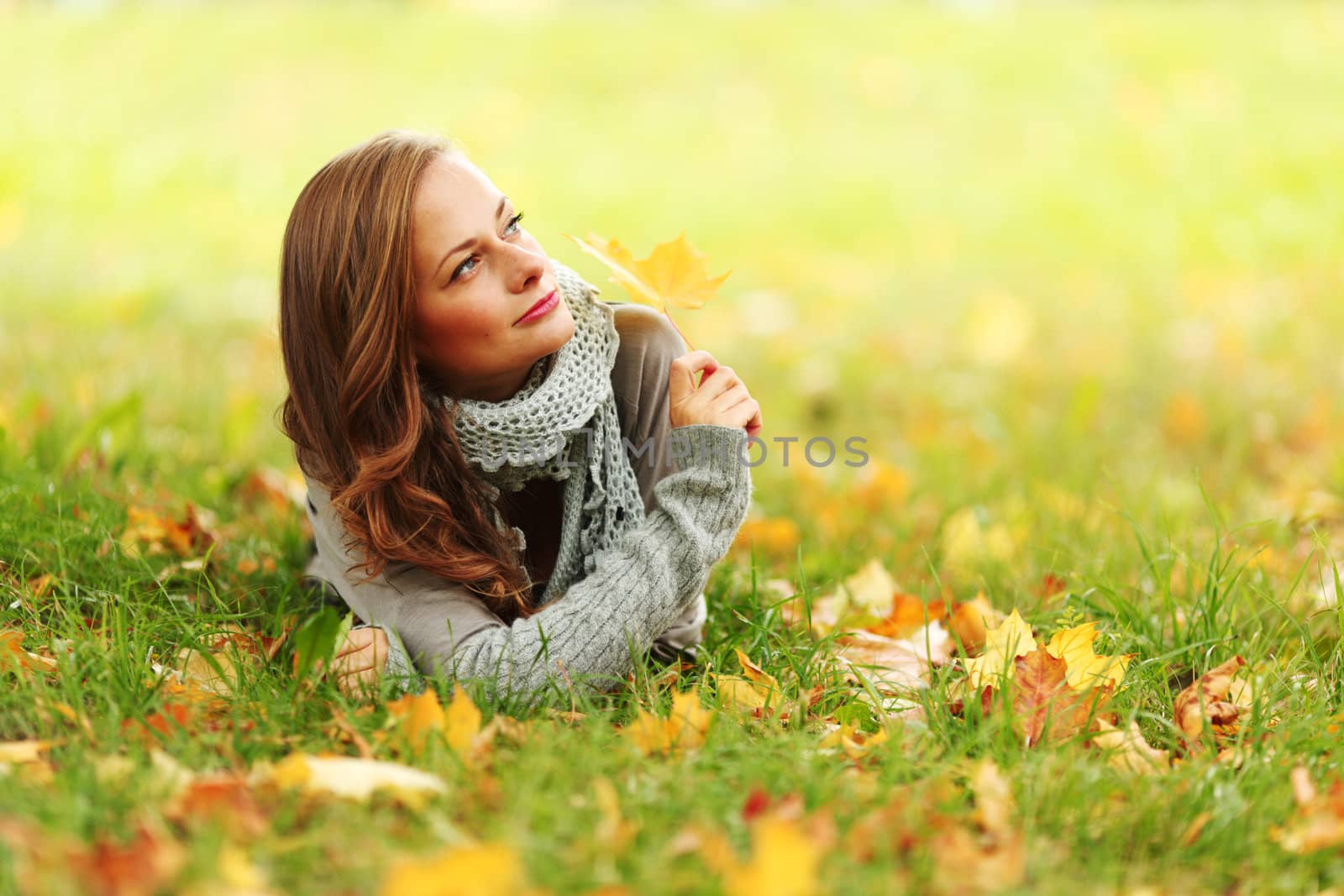  woman portret in autumn leaf close up