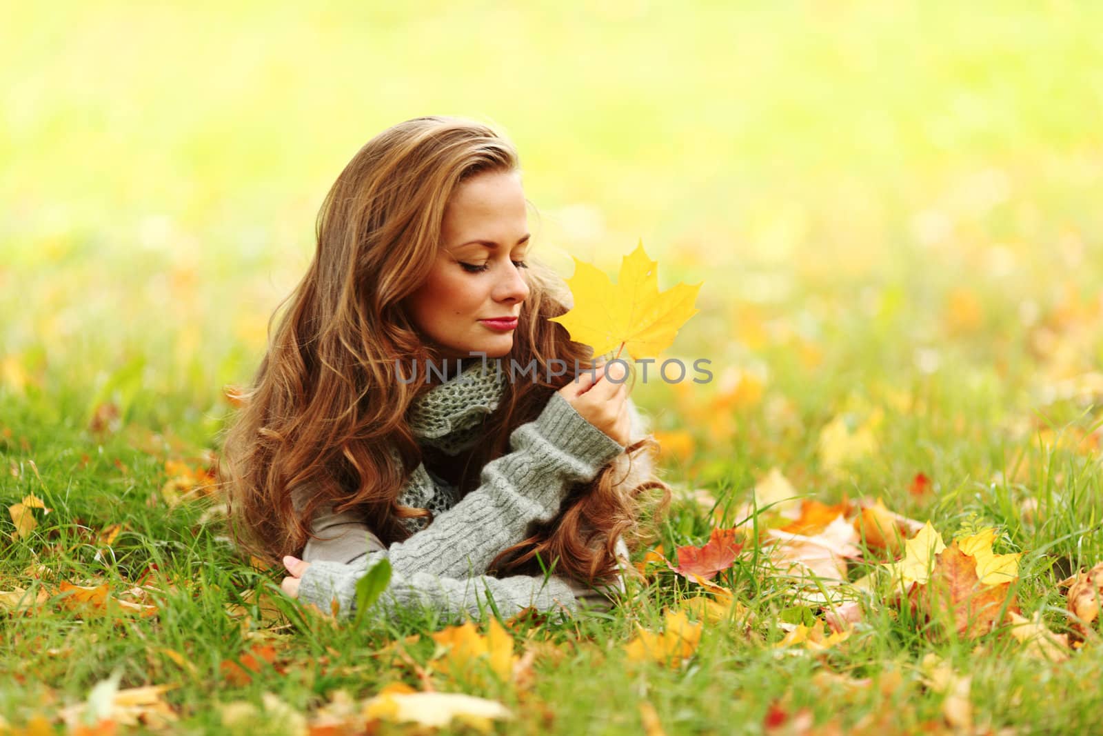  woman portret in autumn leaf close up