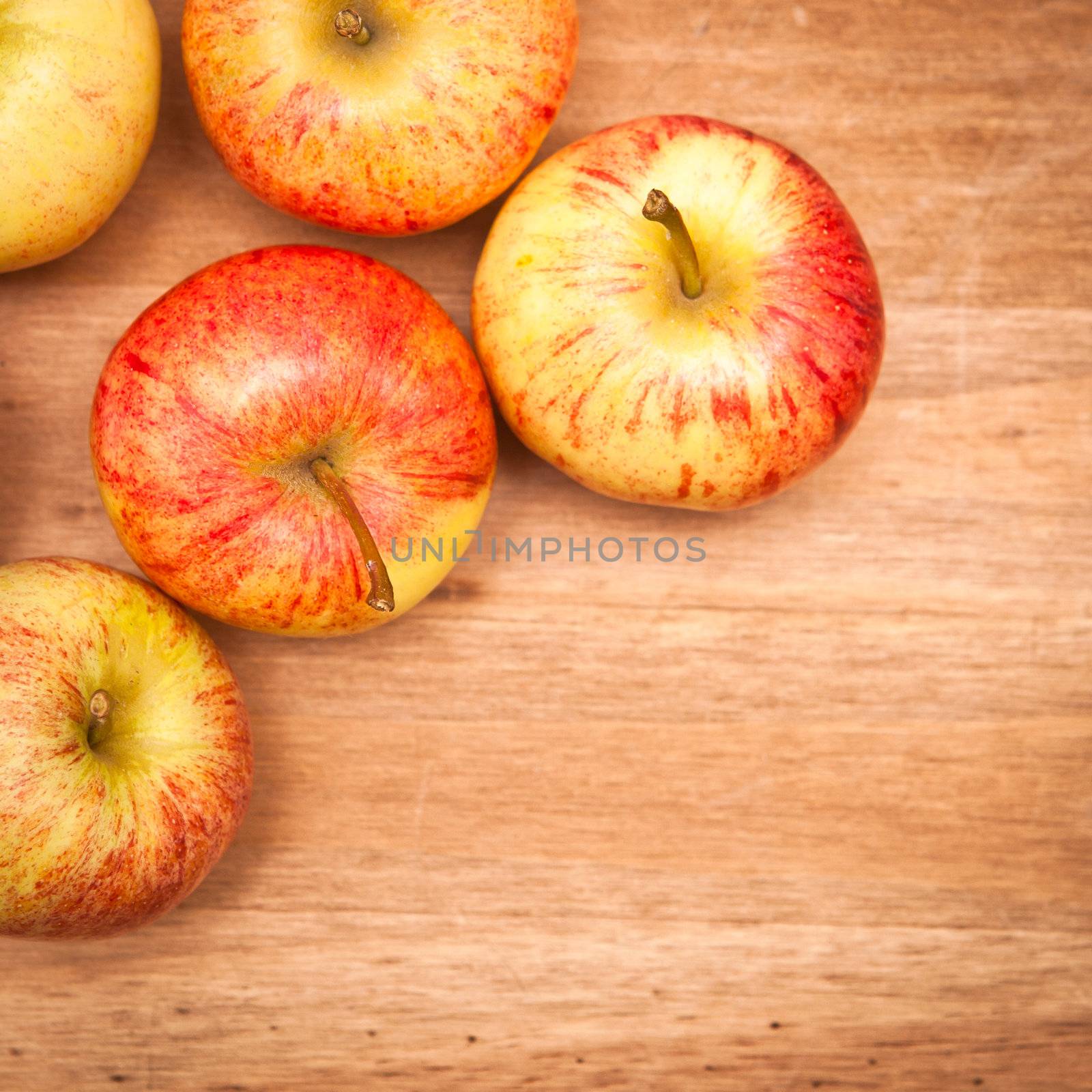 Freshly harvested apples on a wooden table