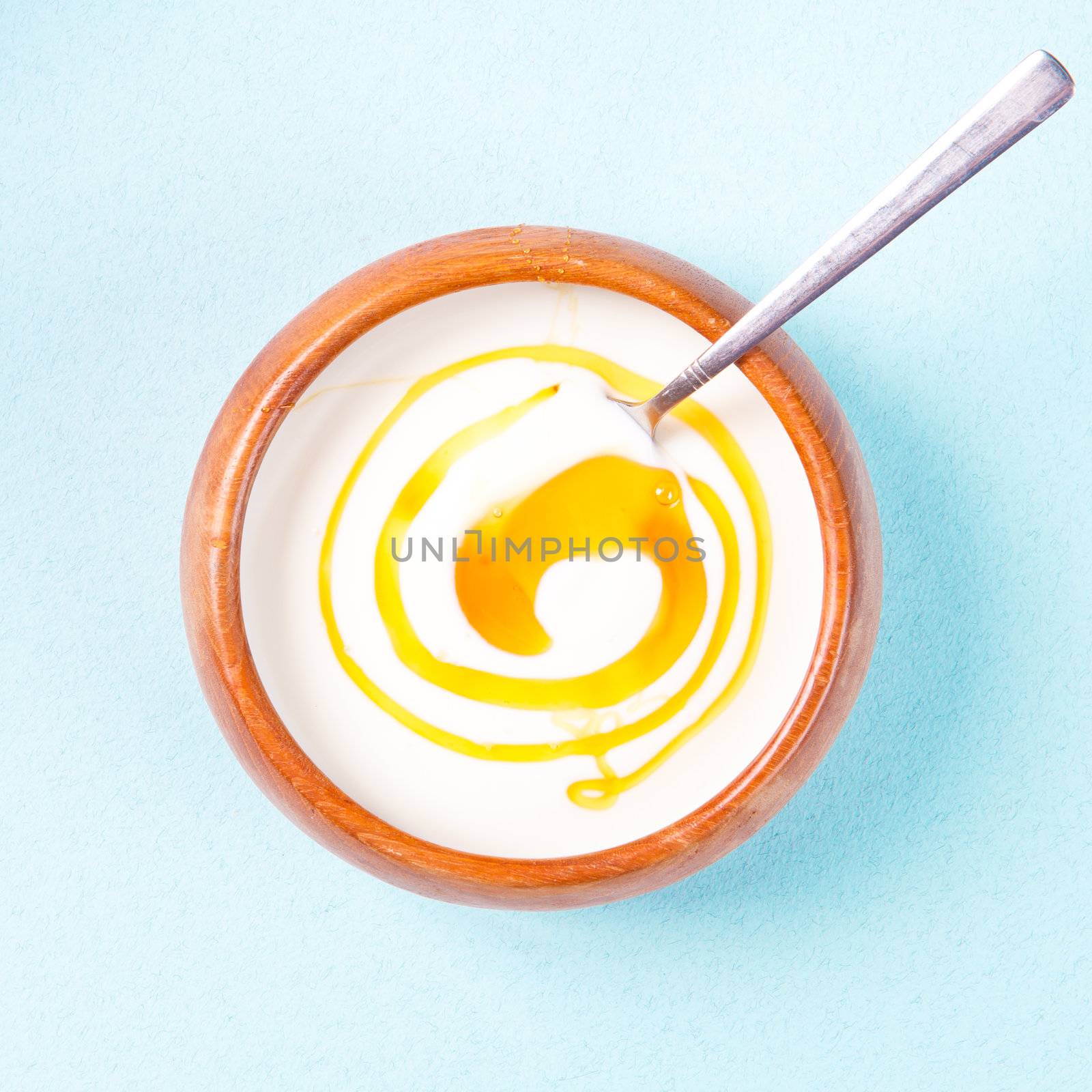 A bowl of greek yogurt with honey