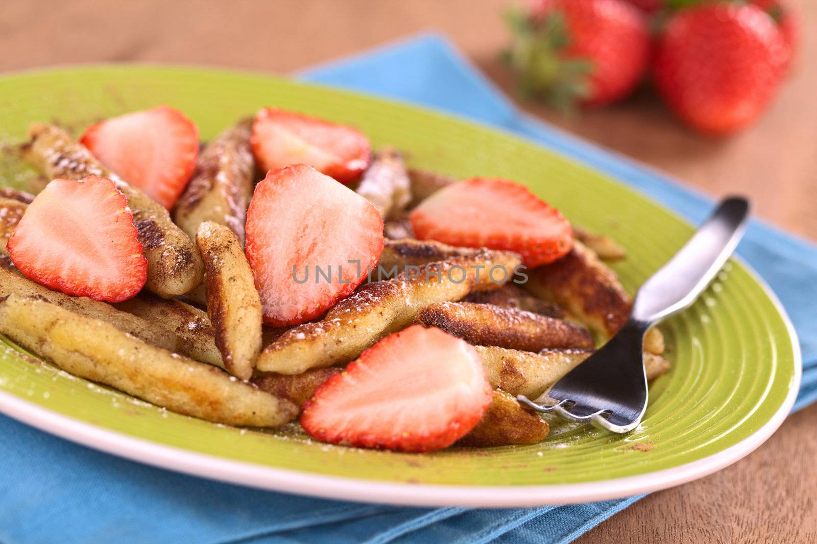 Schupfnudeln (Swabian potato noodles from Southern Germany) with fresh strawberries, cinnamon and sugar powder (Selective Focus, Focus on the strawberry in the middle of the image) 