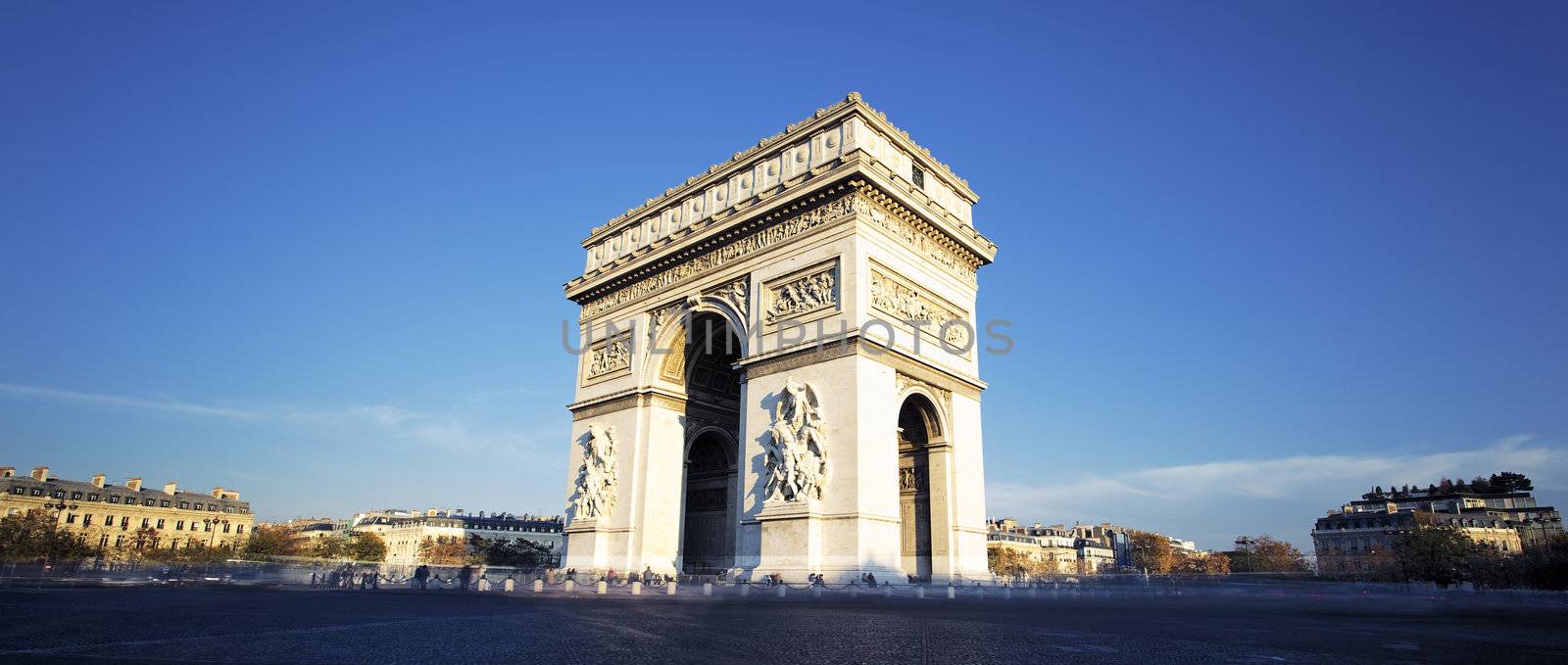 panoramic view of the Arc de Triomphe by vwalakte