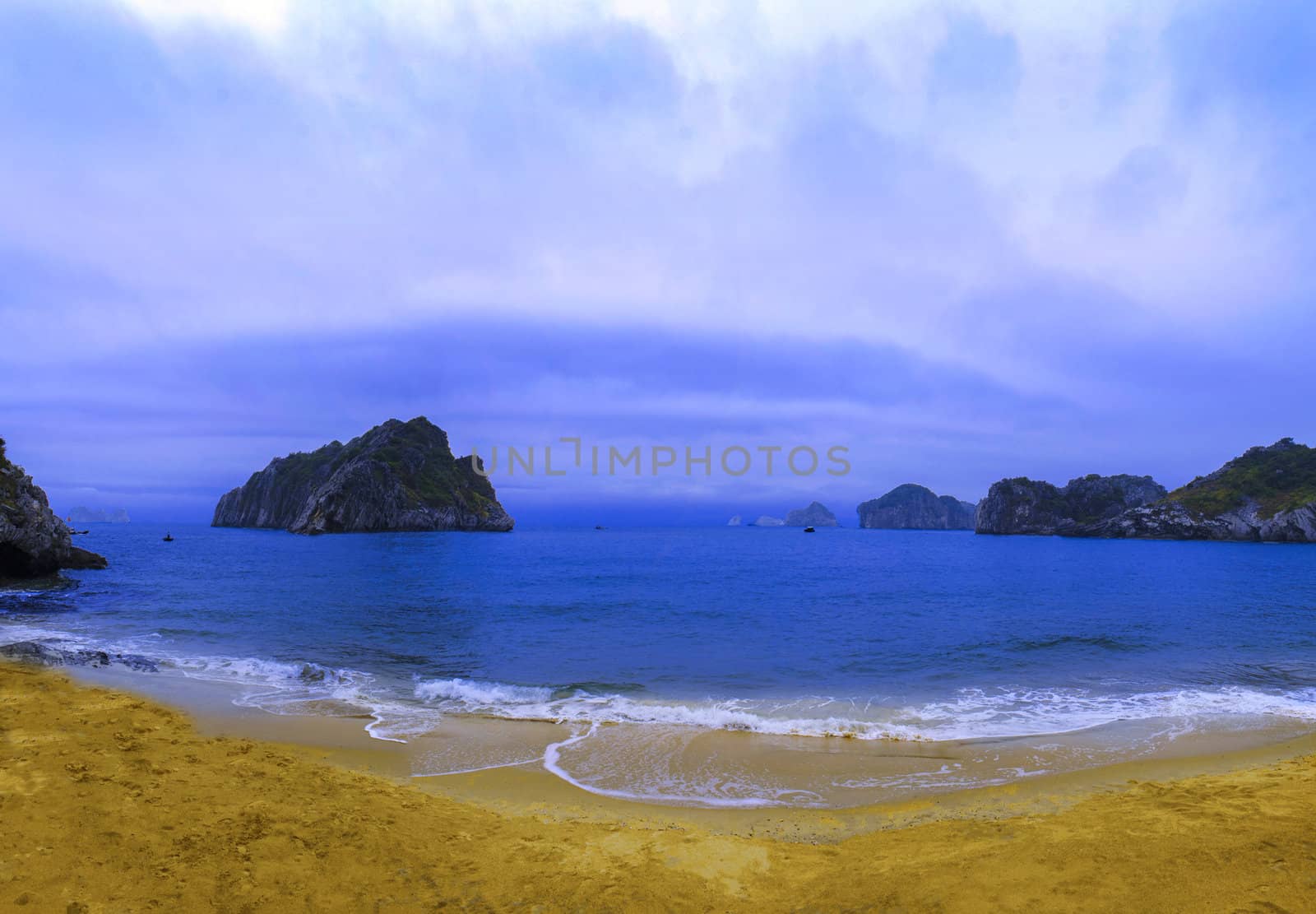 Cat Co 3 Beach. Cat Ba Town. by GNNick