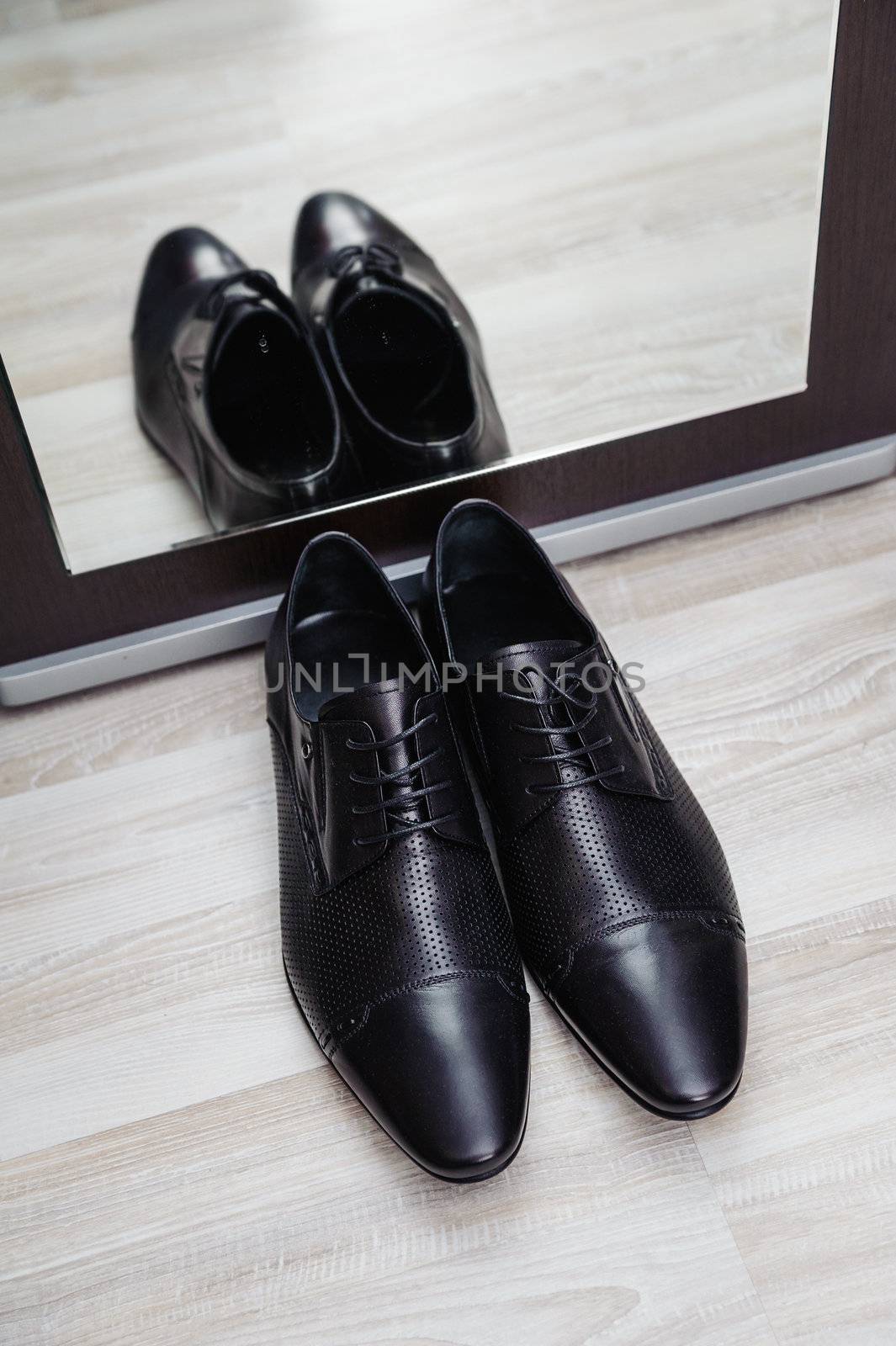 new stylish man shoe with mirror reflection