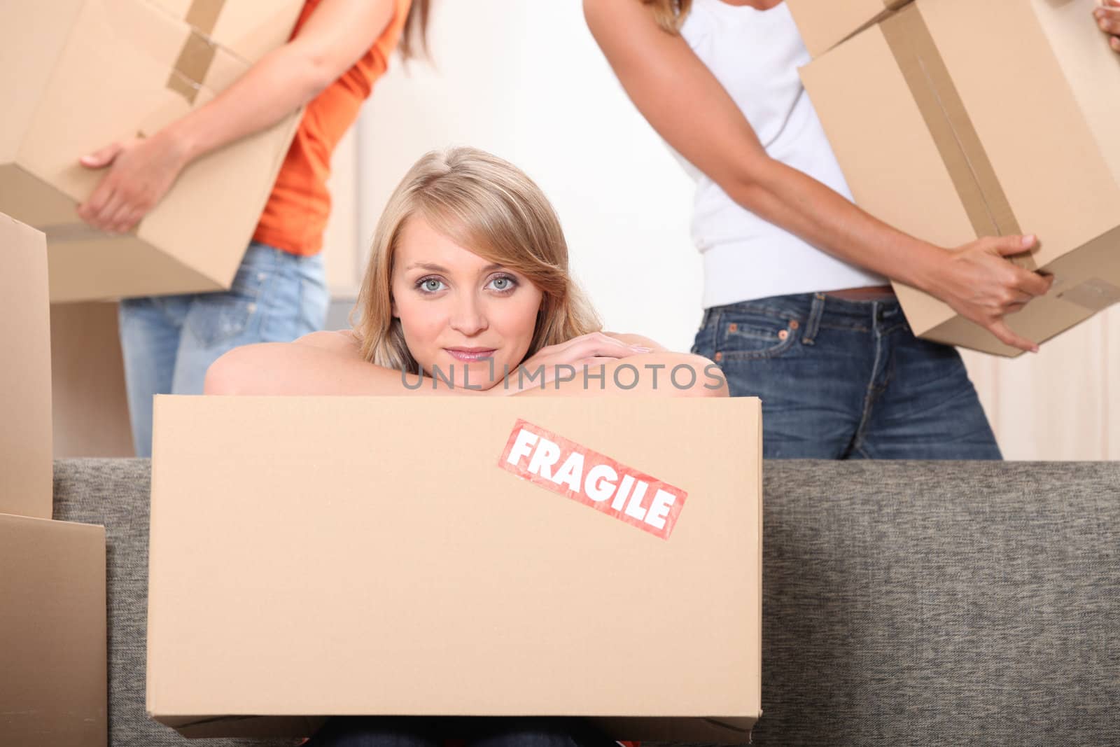 Girls moving boxes by phovoir
