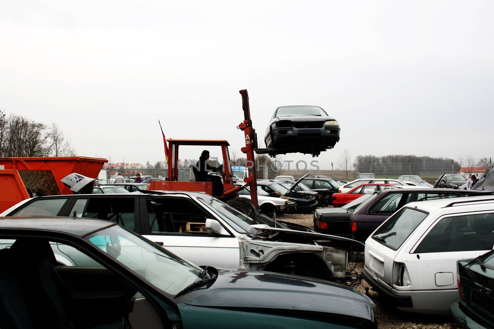 forklift to bring car recycling by photochecker