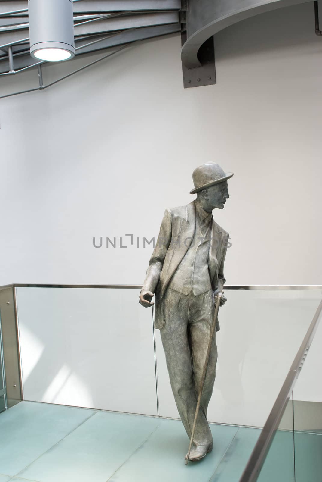 Sculpture of man in a suit and a cane