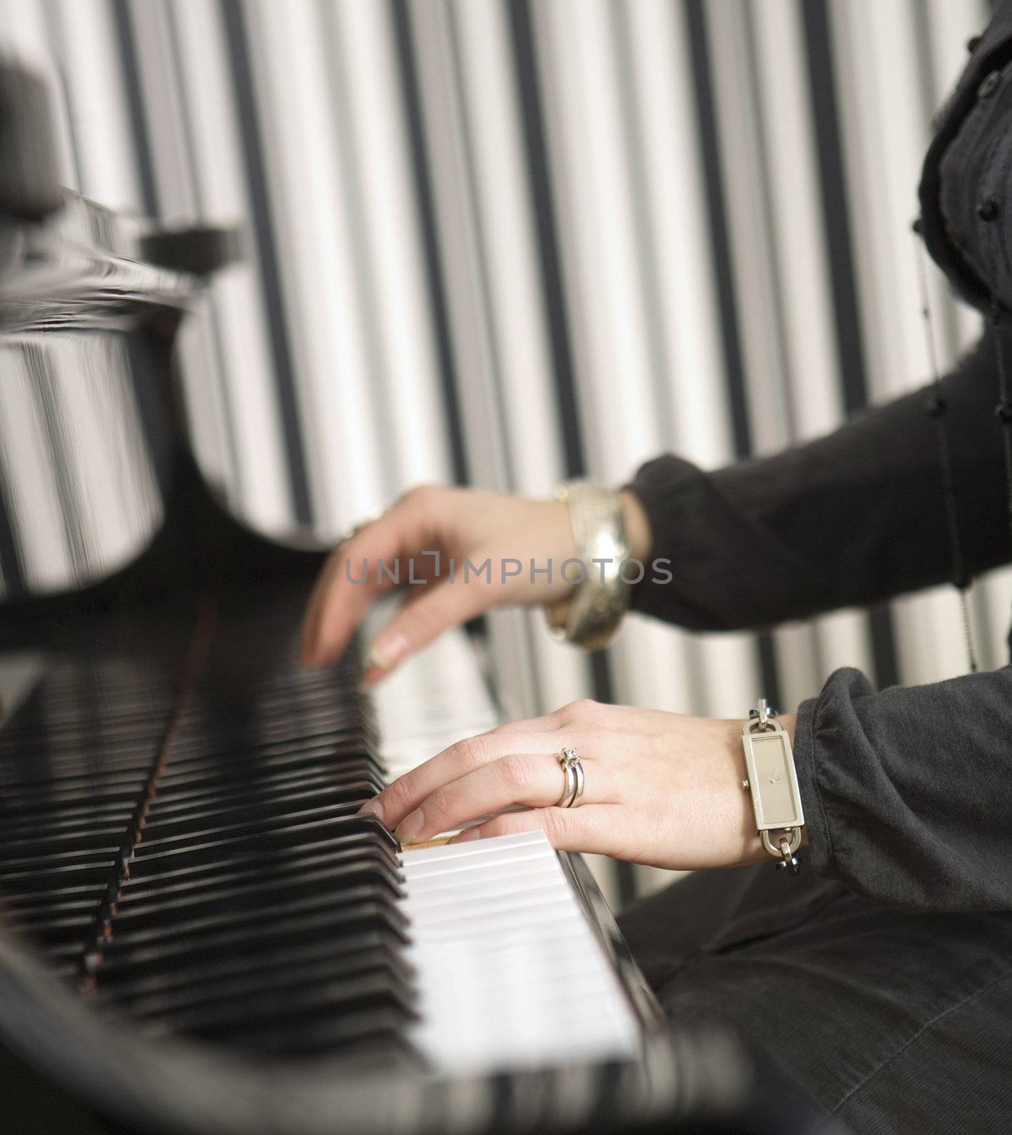 Unreconizable woman playing the piano