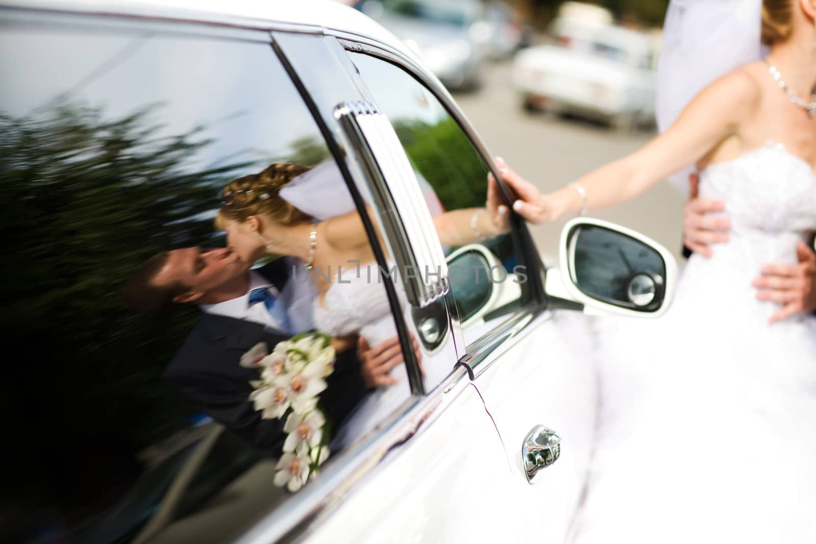 kiss in the reflection of a car