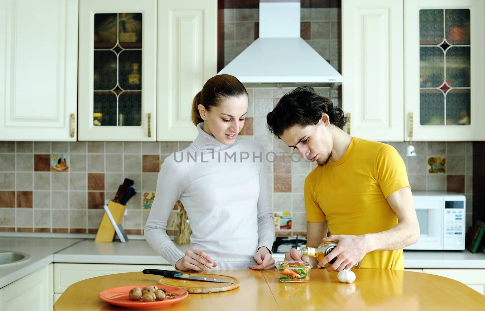 Couple in the kichen preparing vegetarian food