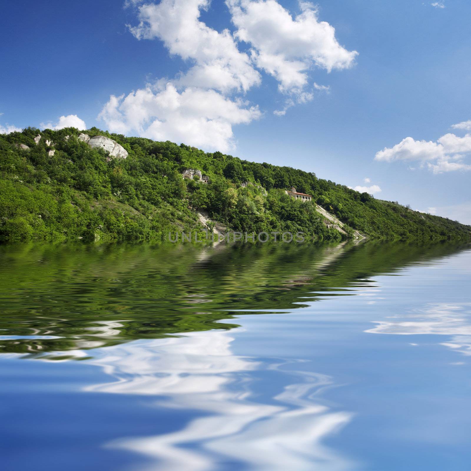 An image of a mountain in lake