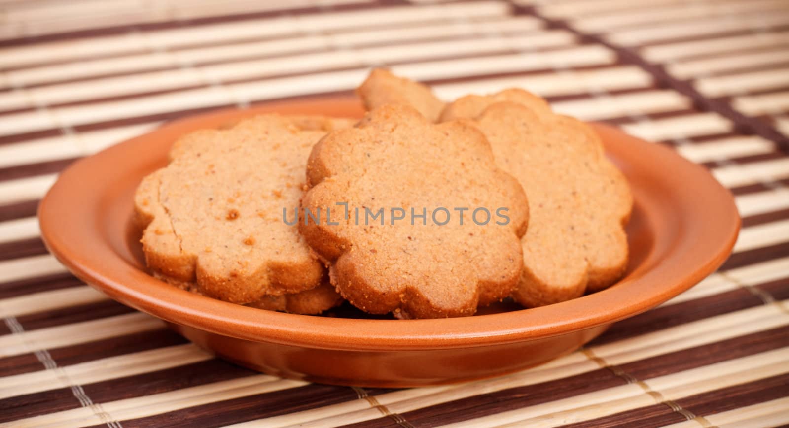 dish of cinnamon cookies on bamboo napkin