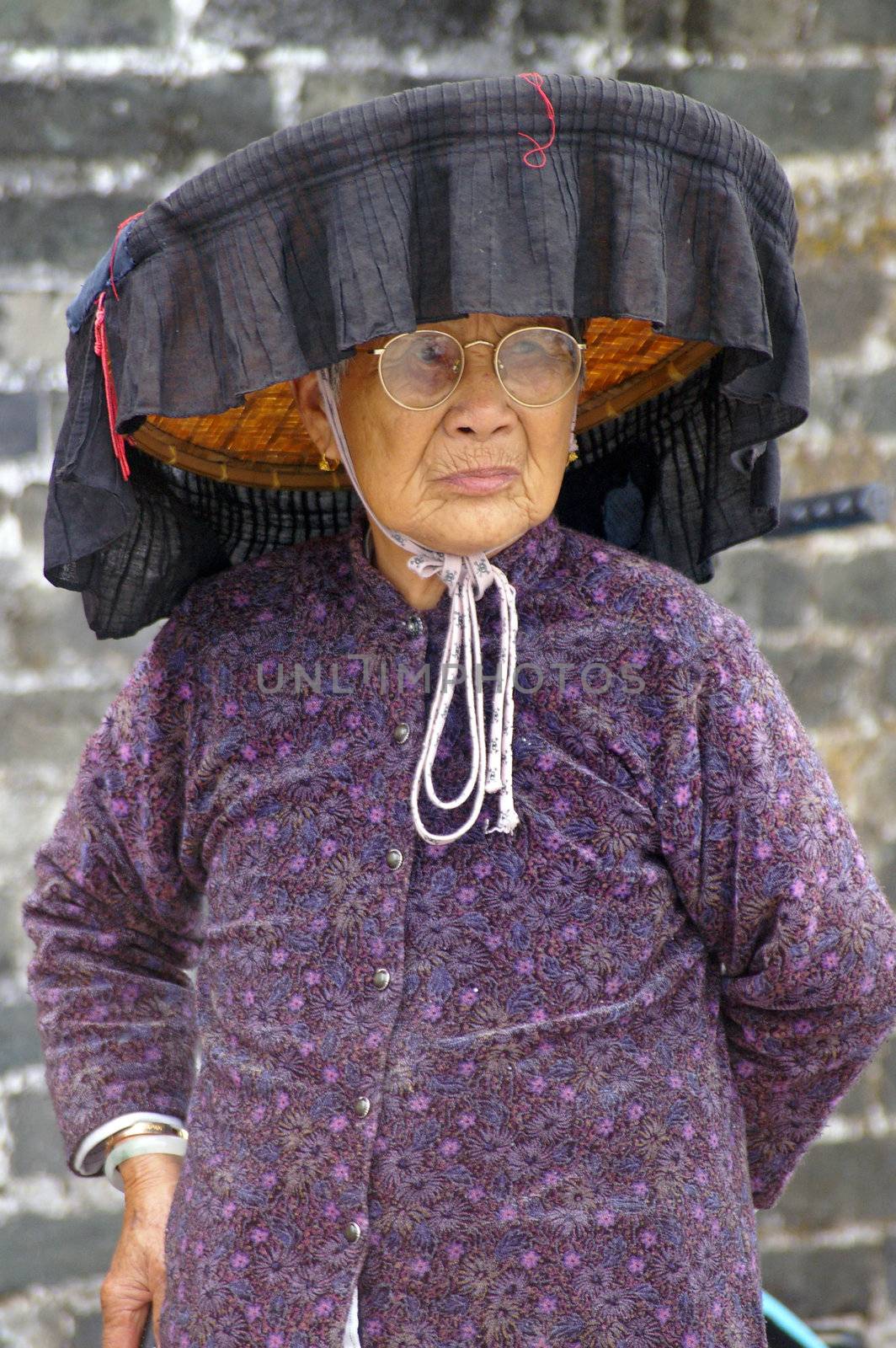 A Hakka old woman in Kat Hing Wai of Hong Kong by kawing921