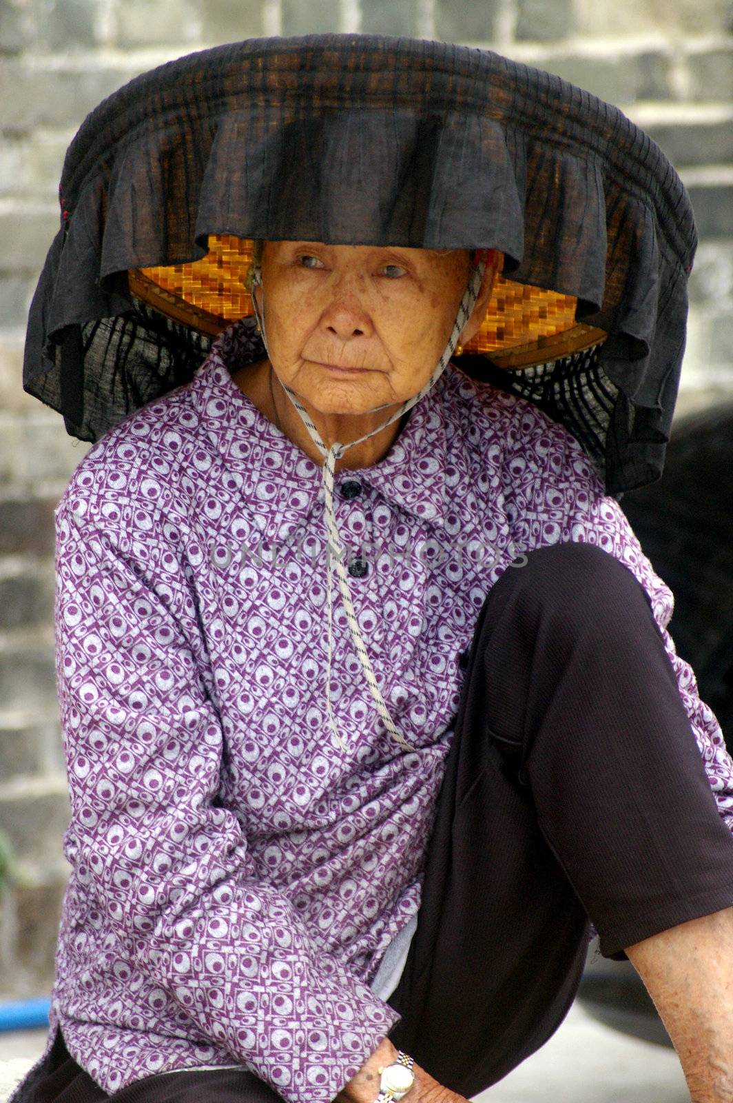 A Hakka old woman in Kat Hing Wai of Hong Kong  by kawing921