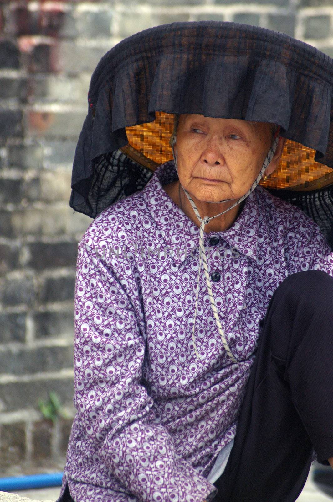 A Hakka old woman in Kat Hing Wai of Hong Kong by kawing921