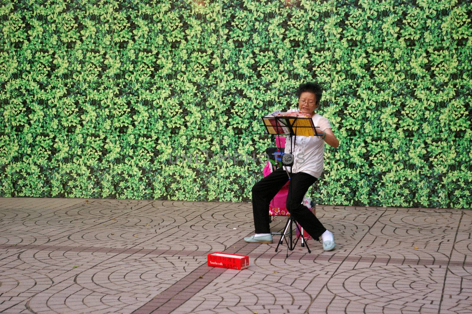 Chinese woman singing in Hong Kon by kawing921