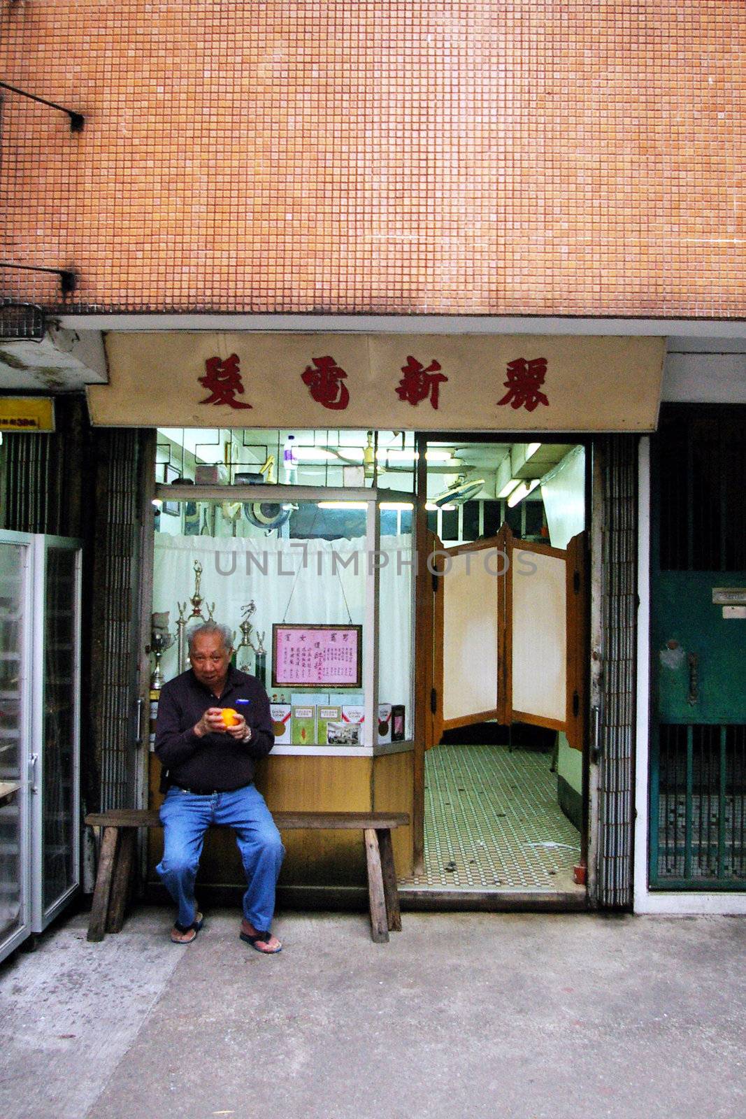 An old hair stylist in Hong Kong by kawing921