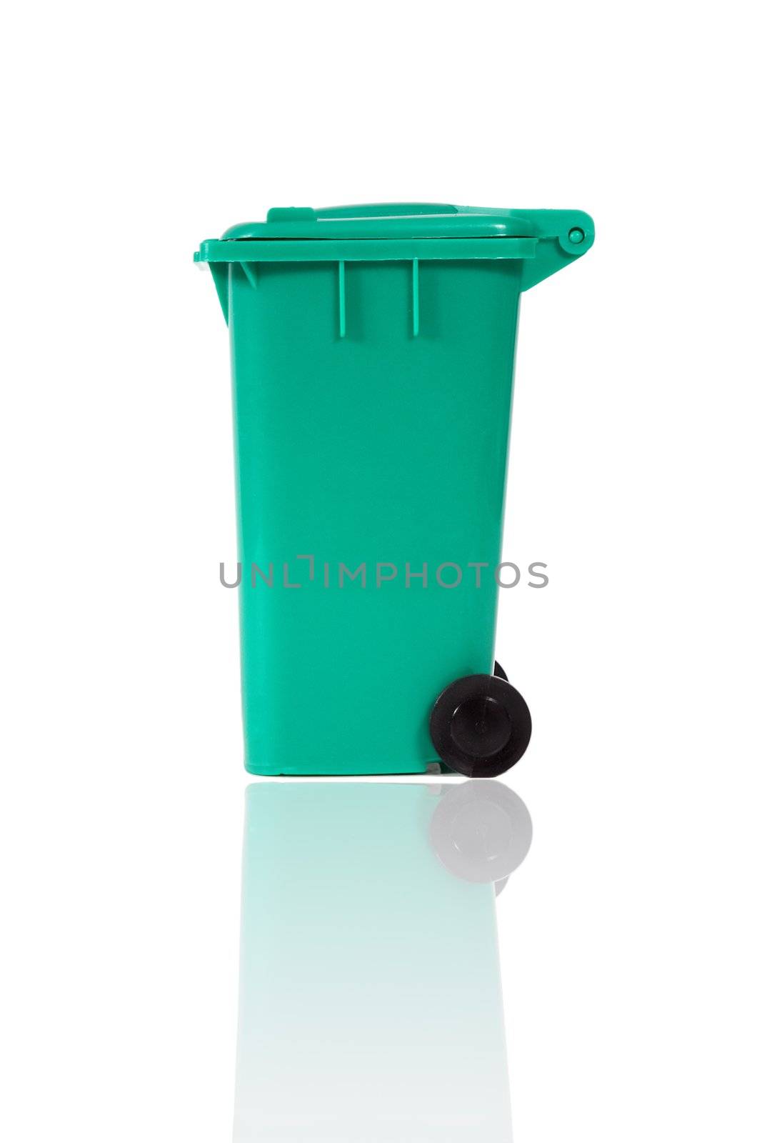 closed green recycling bin