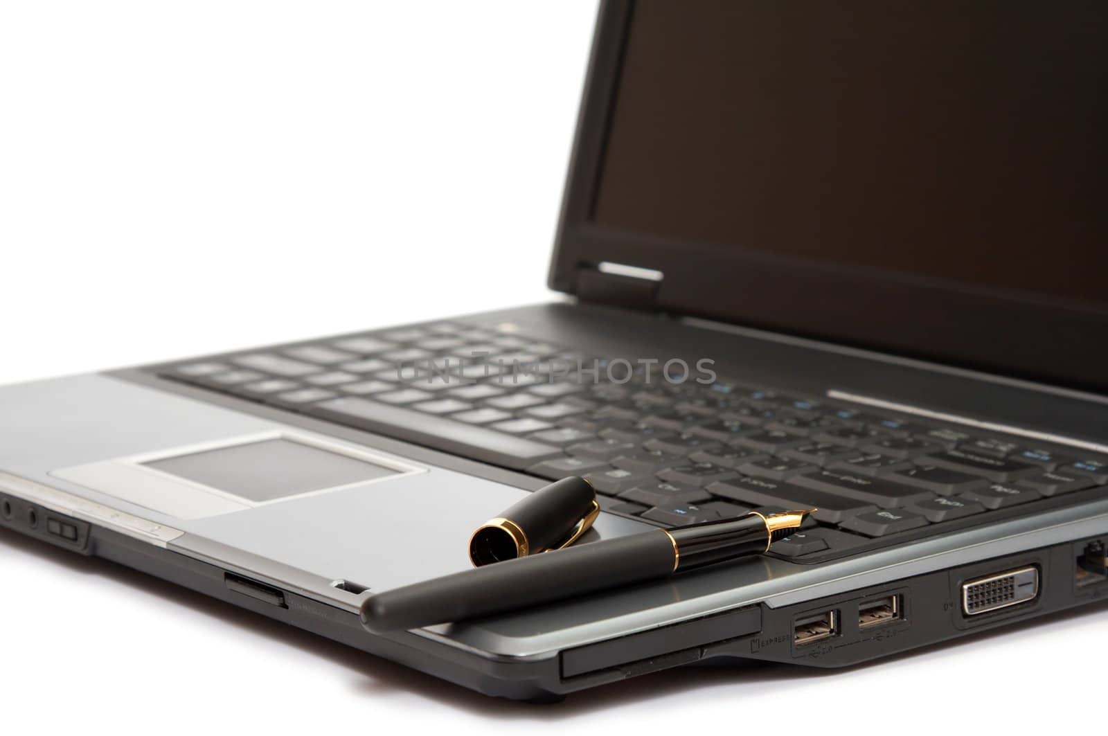 fountain pen on the laptop by zhu_zhu