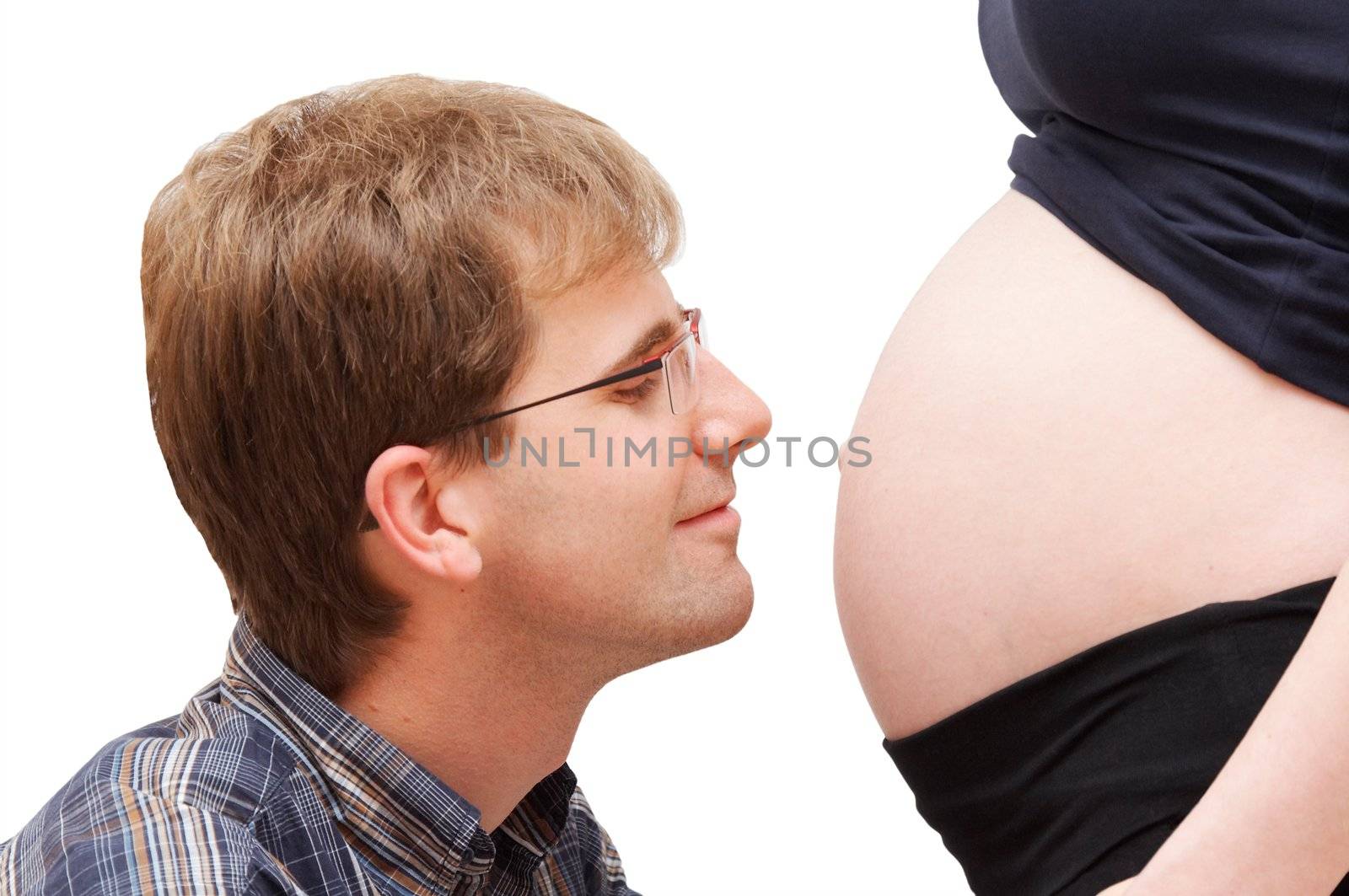 man kissing pregnant wife's belly