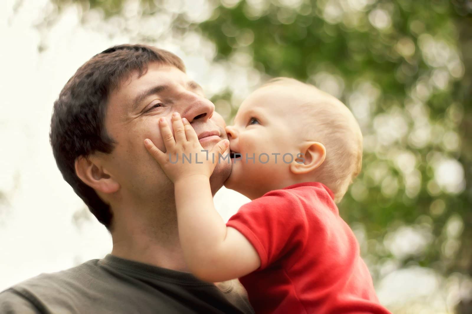 son kissing his father by zhu_zhu