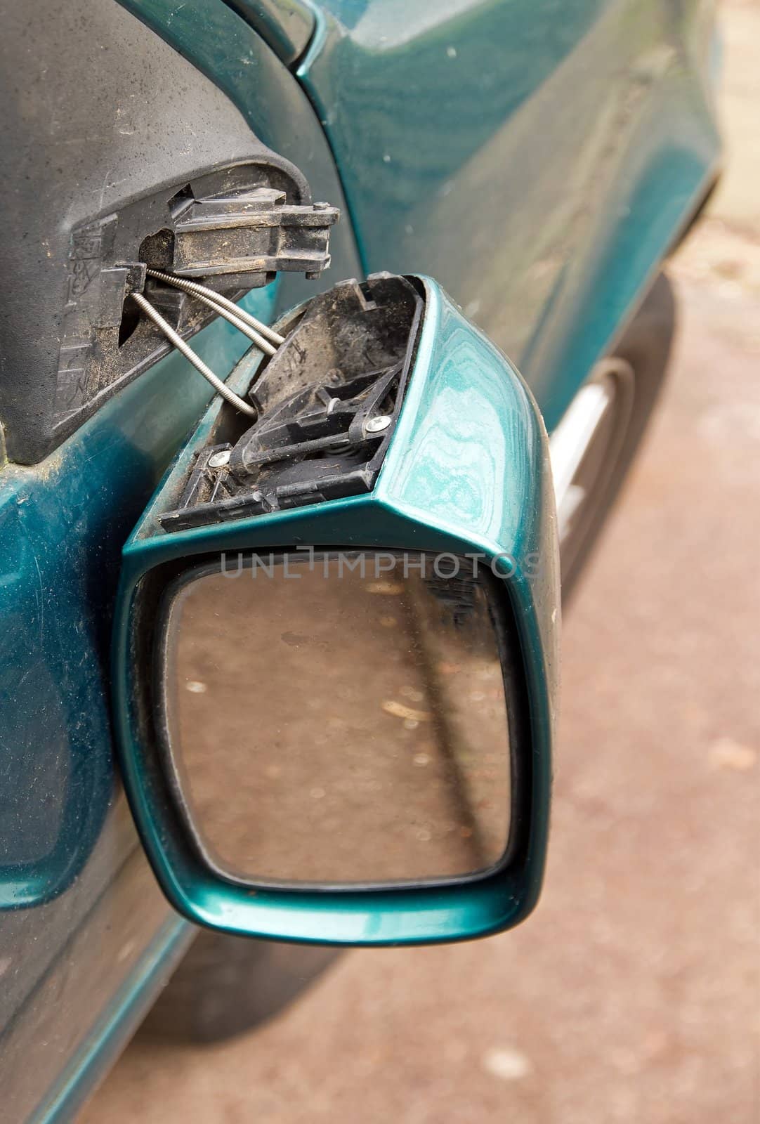 mirror of a car broken, vandalism in city