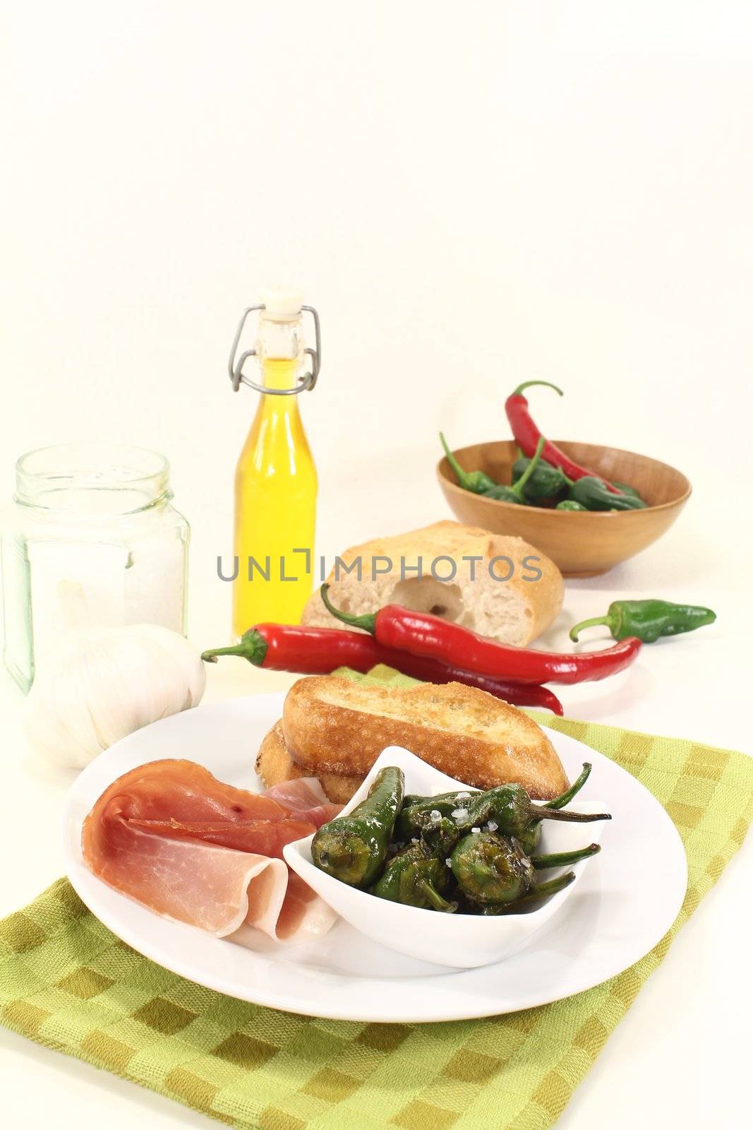 Pimientos with coarse salt, ham and sauteed baguette