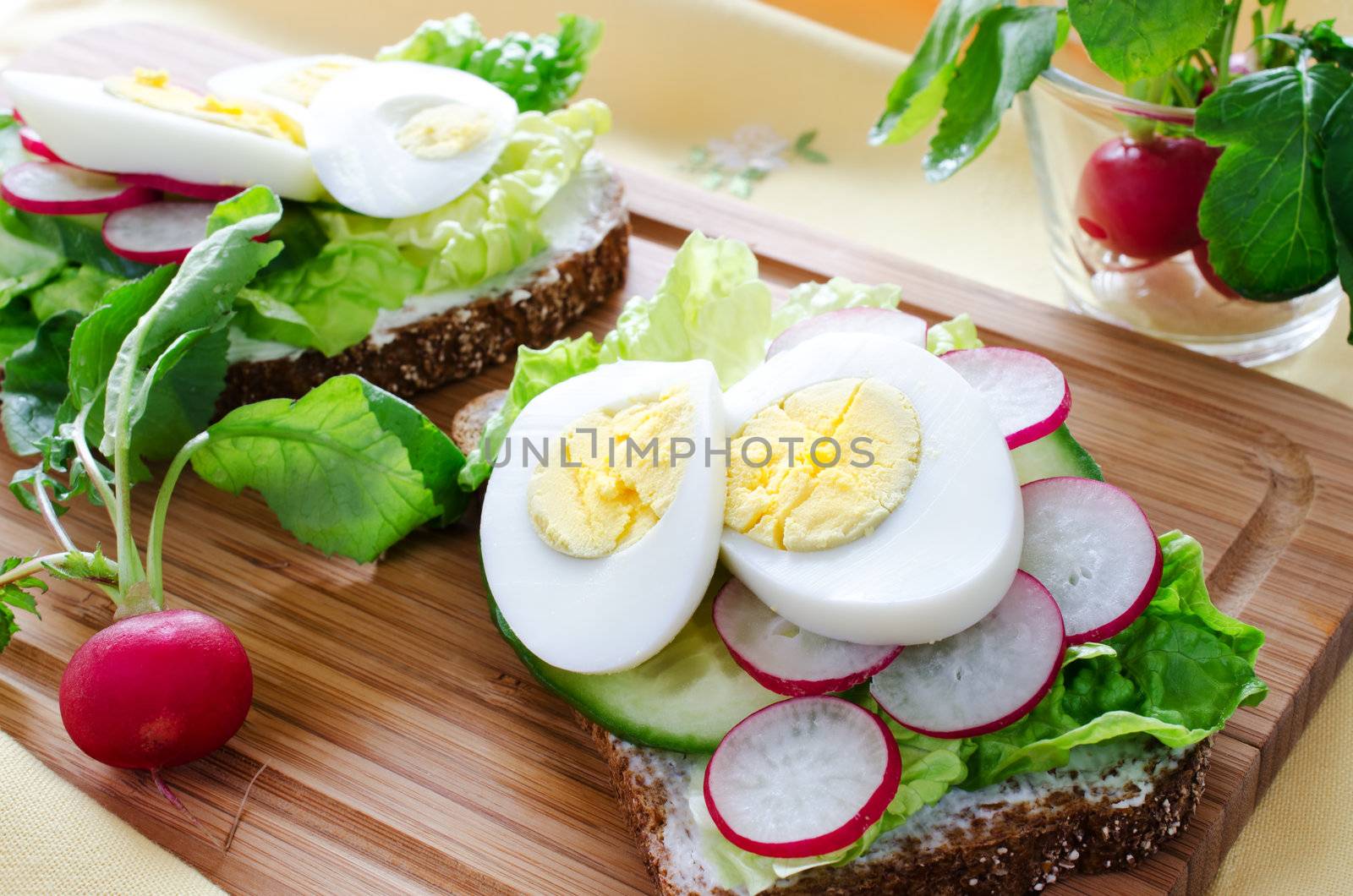 Making egg sandwich by Nanisimova