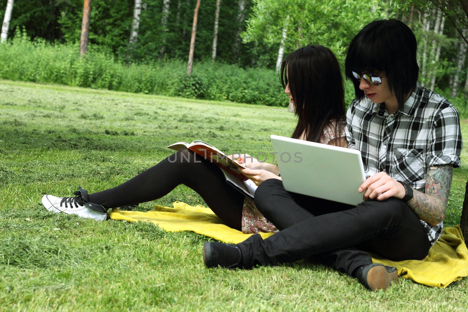 Couple studying outdoors by destillat
