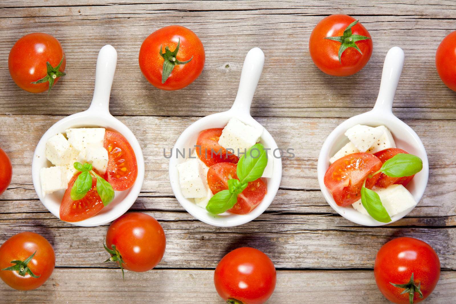 Italian salad with tomatos and mozarella cheese 