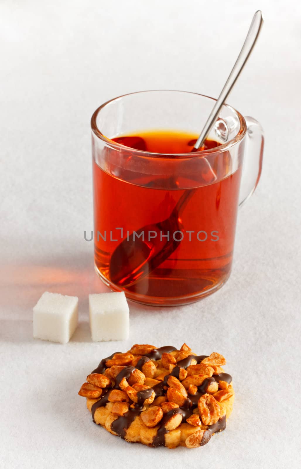 tea with cookie and sugar cubes on table