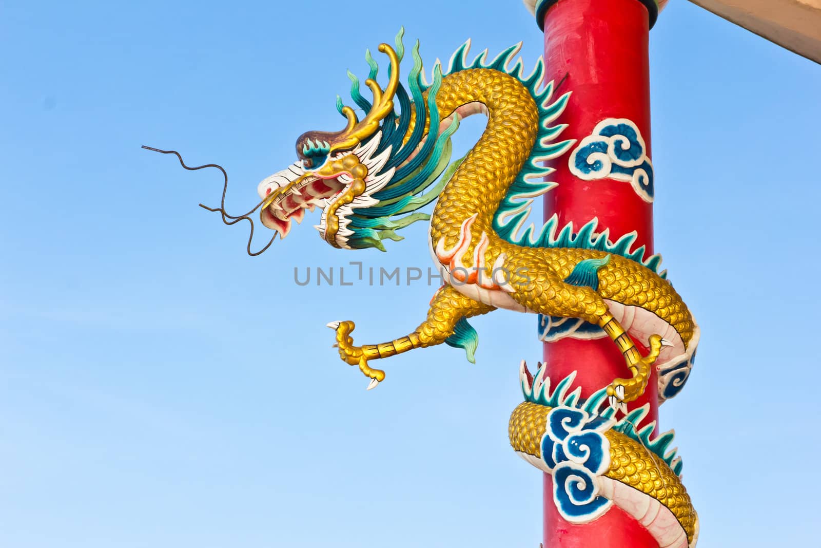 dragon statue in chinese temple by tungphoto