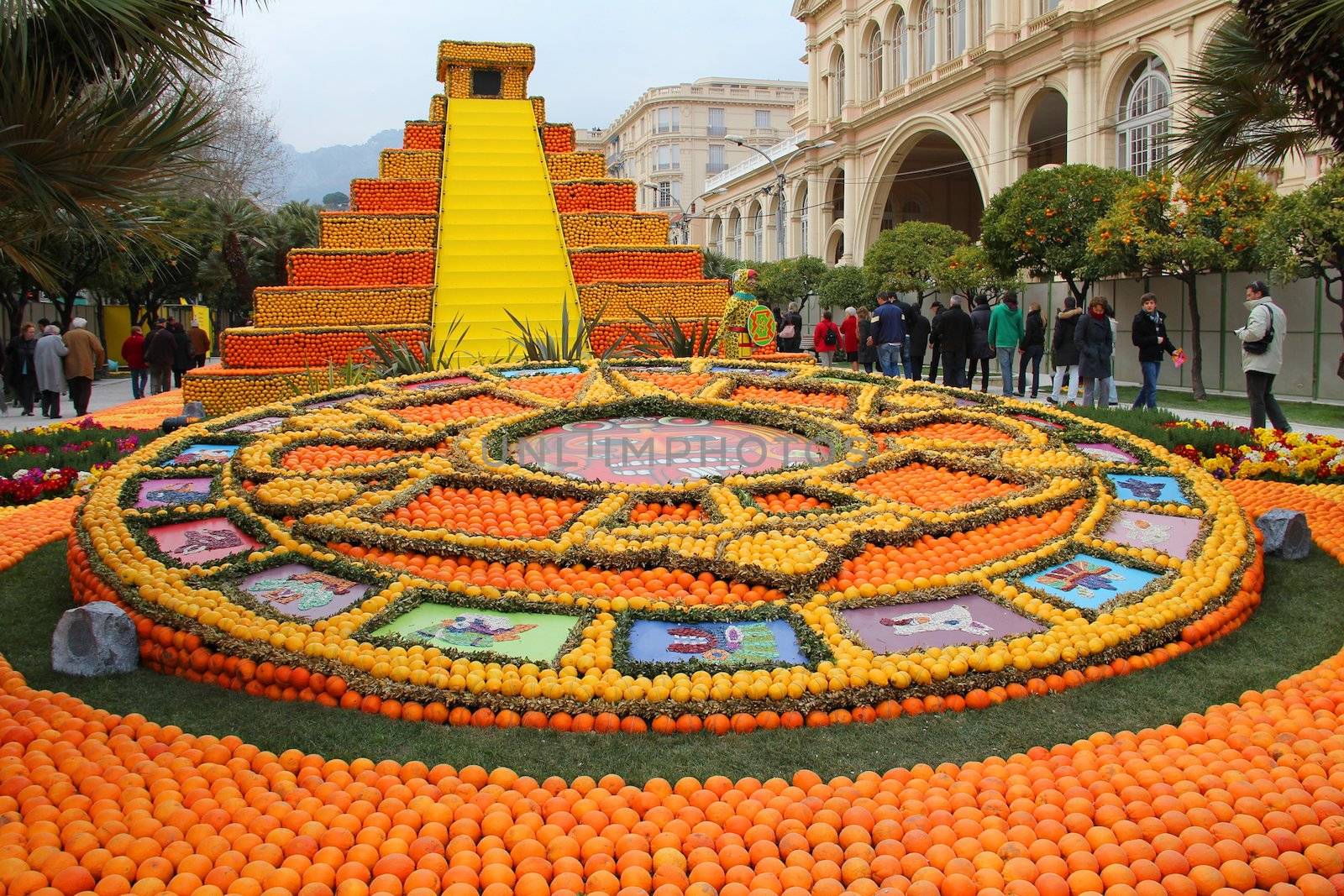 The famous fruit garden receives 230,000 visitors a year







Art made of lemons and oranges in the famous Lemon Festival