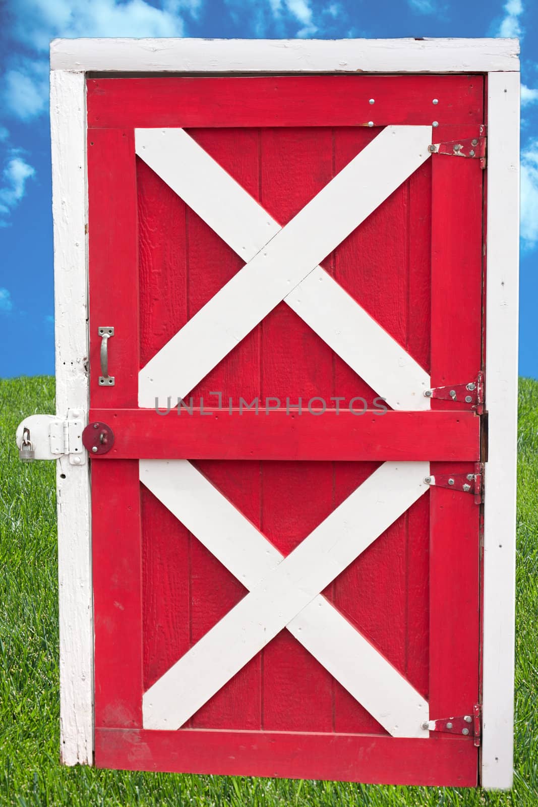 Extractet barn door in red and white with a lock