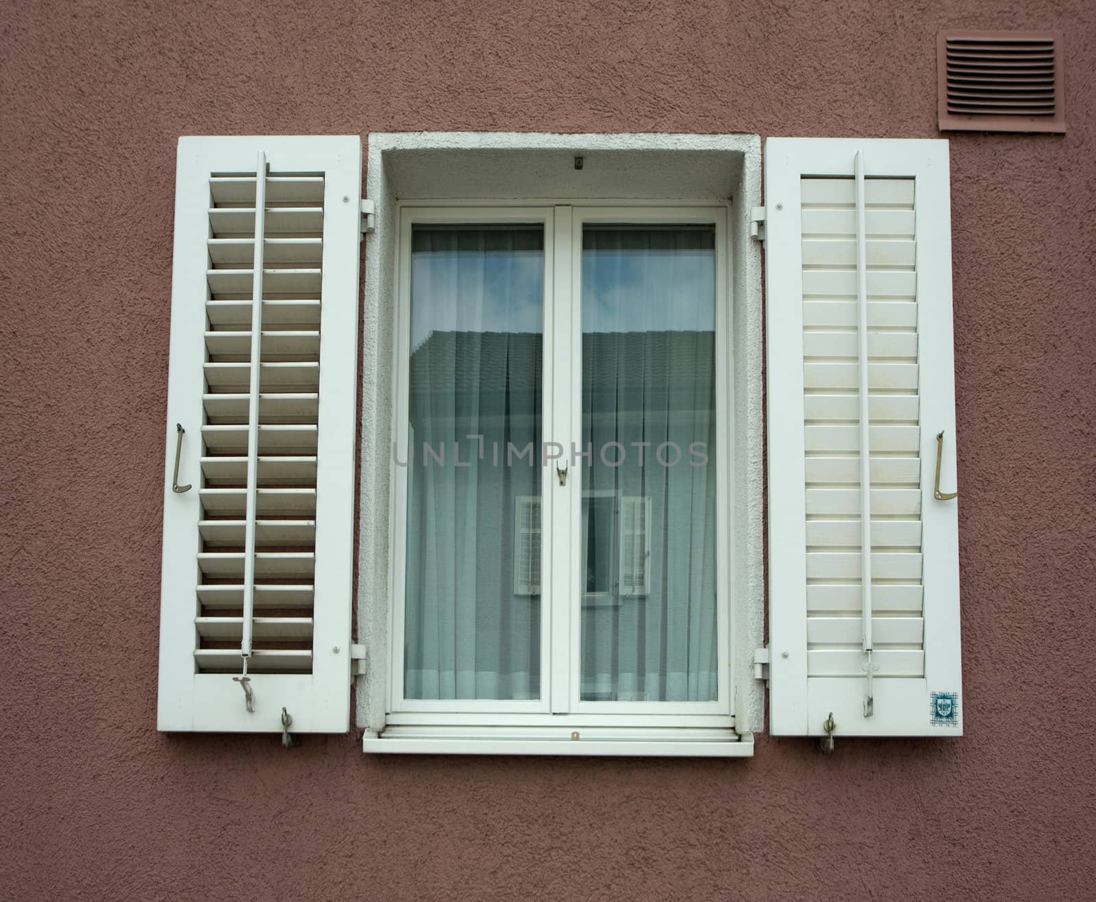 An image of a window with jalousie