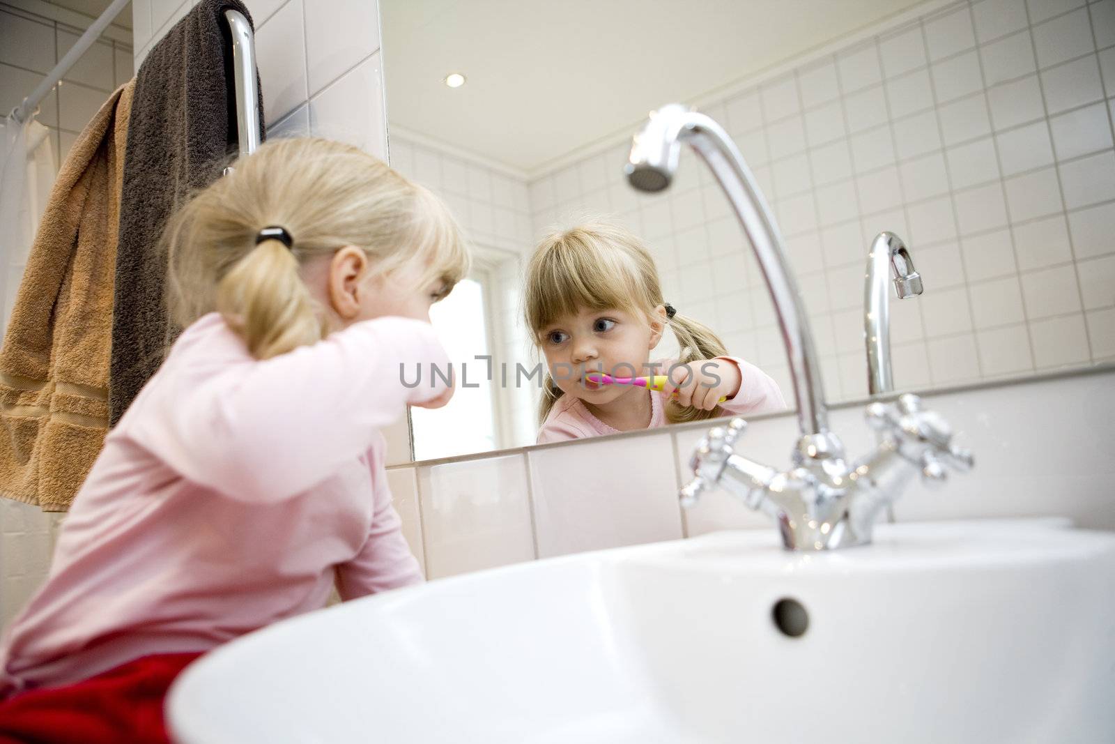 Baby Brushing teeth by gemenacom