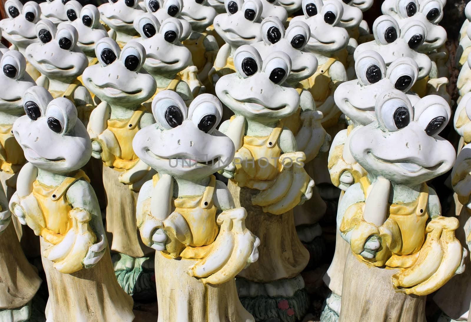 dozens of pieces of frogs from clay to decorate the home gardens