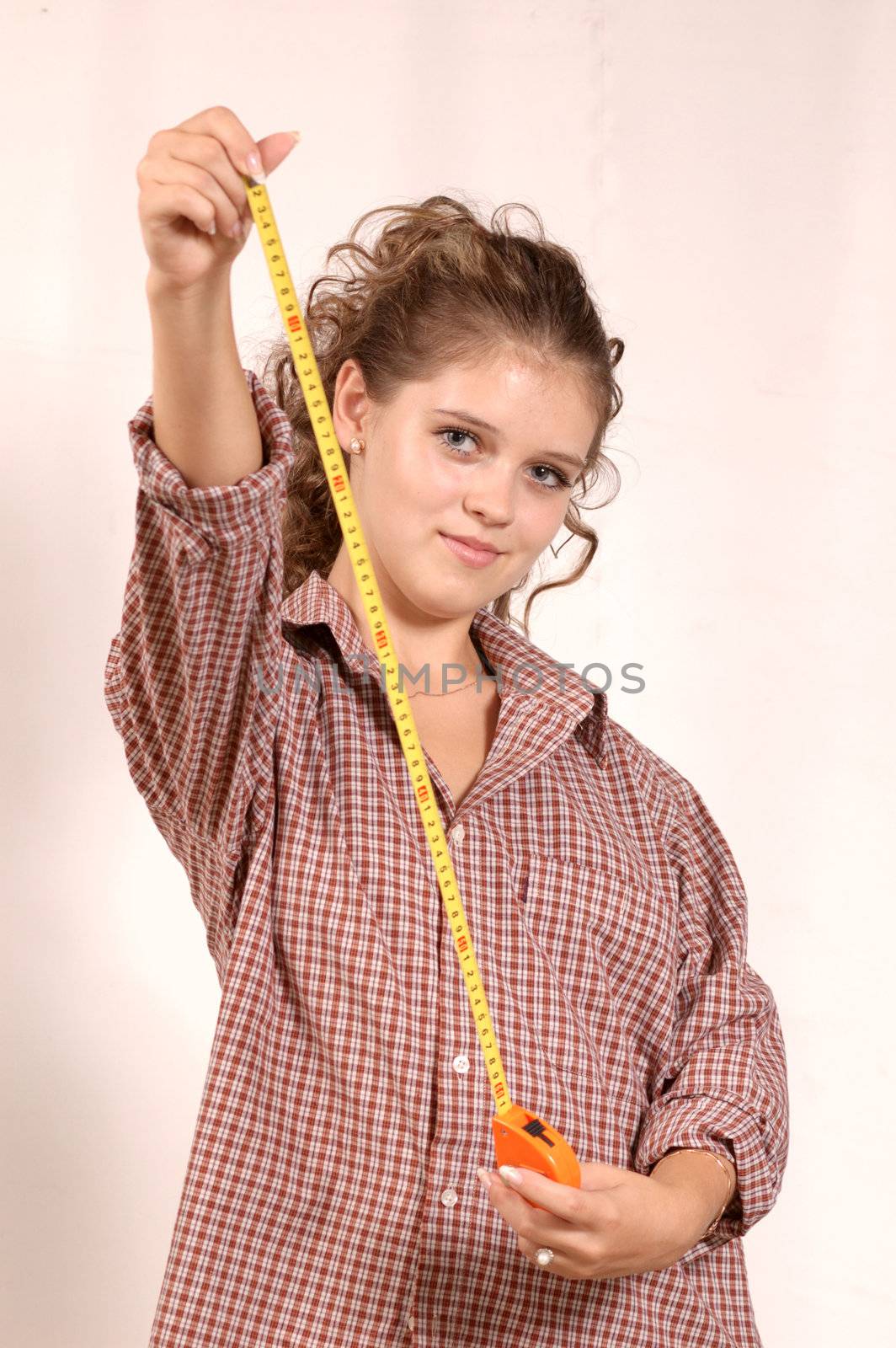 An girl in a shirt with a ruler