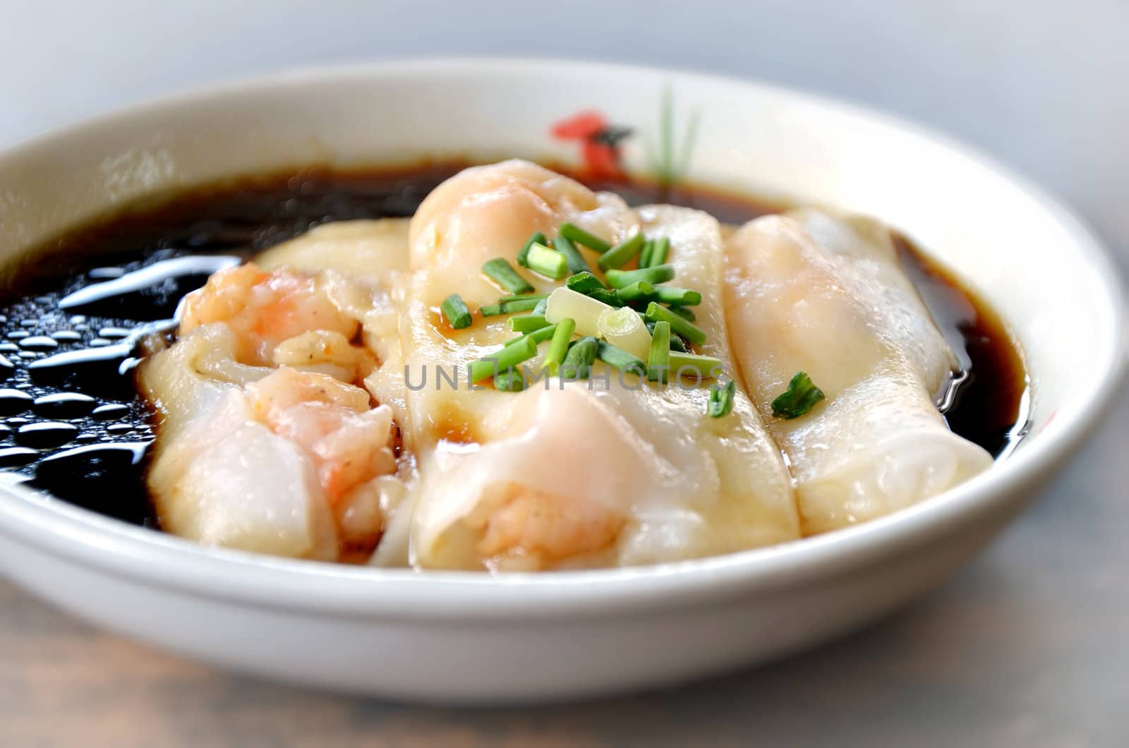 Rice noodle rolls with shrimps and soysauce

