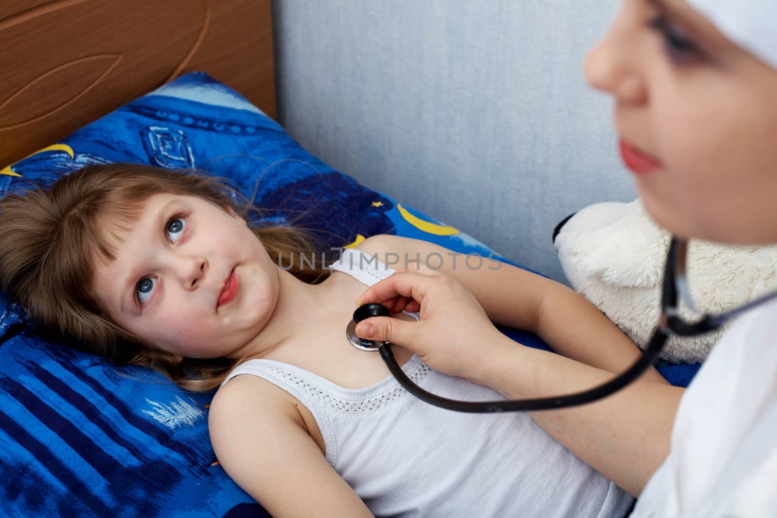 Snapshot on the theme "medicine". Doctor examines a nice girl